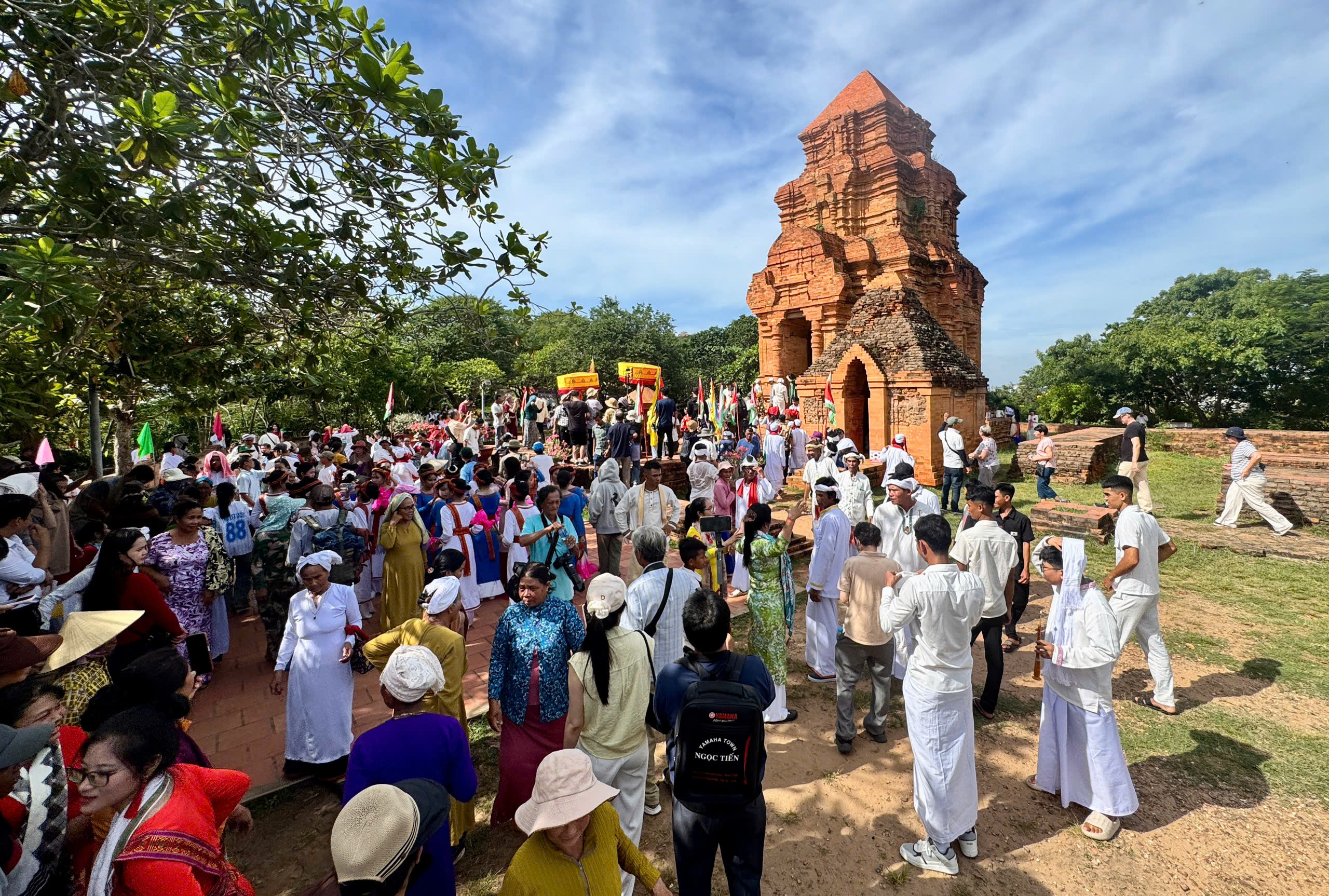Lễ hội Katê rực rỡ dưới chân tháp PôSahInư: Hồn văn hóa xưa hồi sinh- Ảnh 4. Lễ hội Katê rực rỡ dưới chân tháp PôSahInư: Hồn văn hóa xưa hồi sinh- Ảnh 4.
