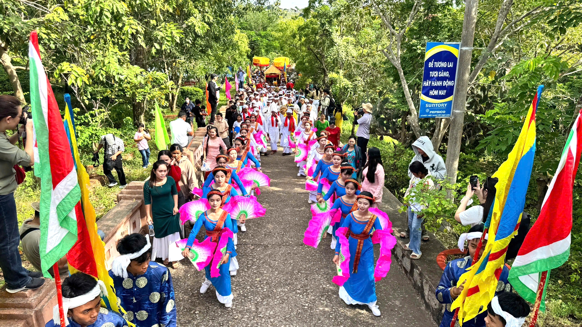 Lễ hội Katê rực rỡ dưới chân tháp PôSahInư: Hồn văn hóa xưa hồi sinh- Ảnh 5. Lễ hội Katê rực rỡ dưới chân tháp PôSahInư: Hồn văn hóa xưa hồi sinh- Ảnh 5.