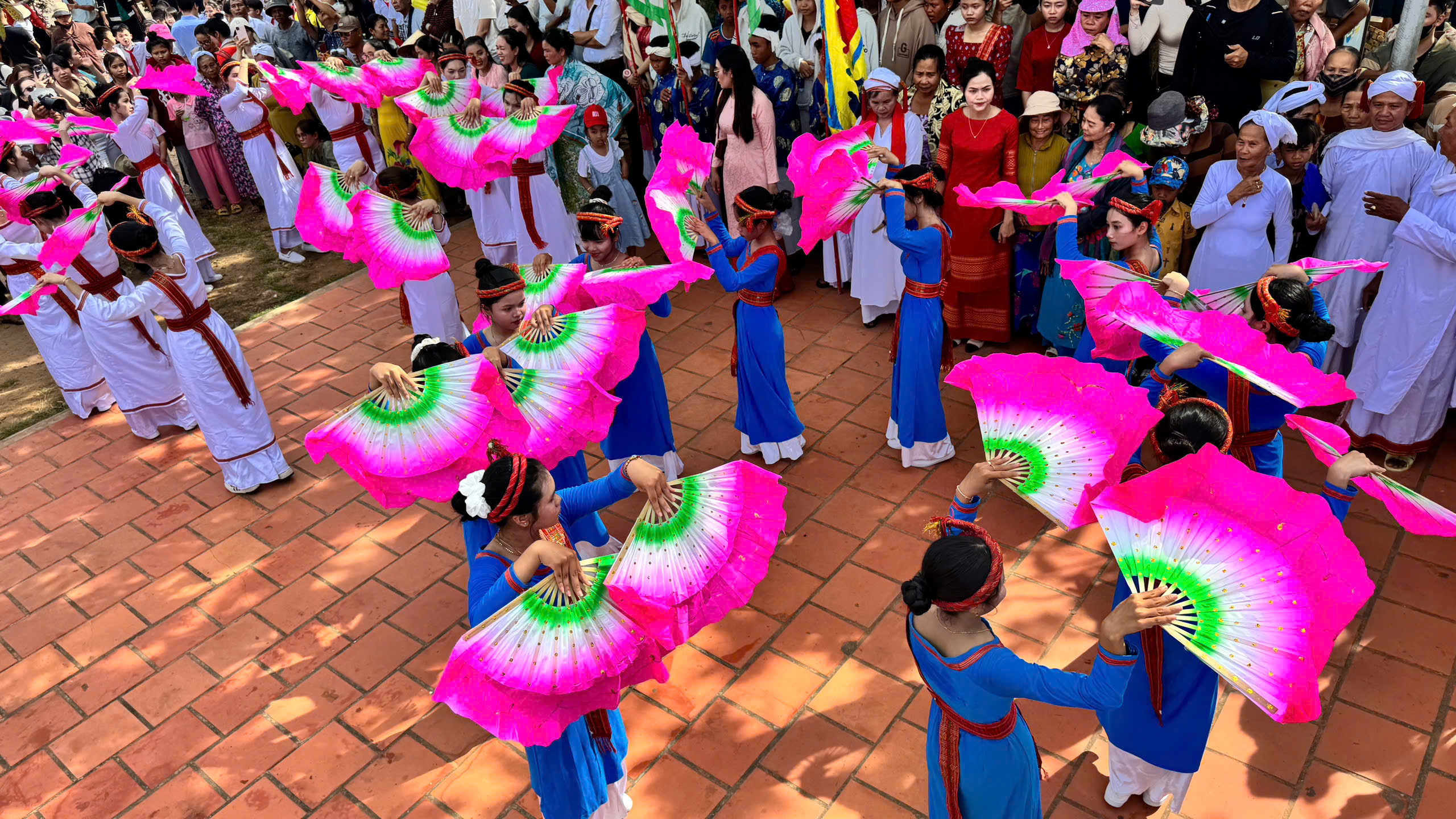 Lễ hội Katê rực rỡ dưới chân tháp PôSahInư: Hồn văn hóa xưa hồi sinh- Ảnh 6. Lễ hội Katê rực rỡ dưới chân tháp PôSahInư: Hồn văn hóa xưa hồi sinh- Ảnh 6.