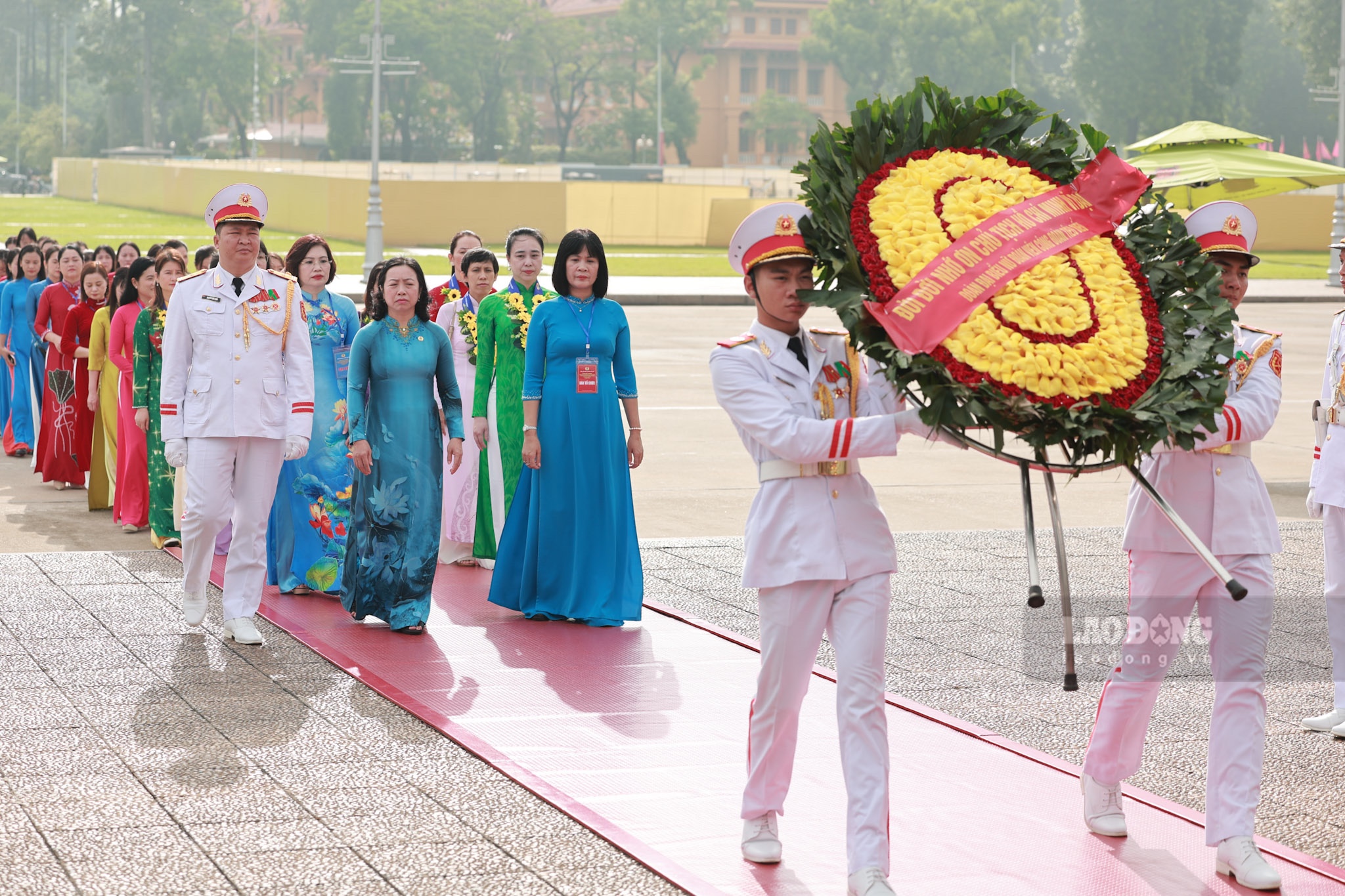90 nữ đoàn viên công đoàn tiêu biểu báo công dâng Bác - Ảnh 2.