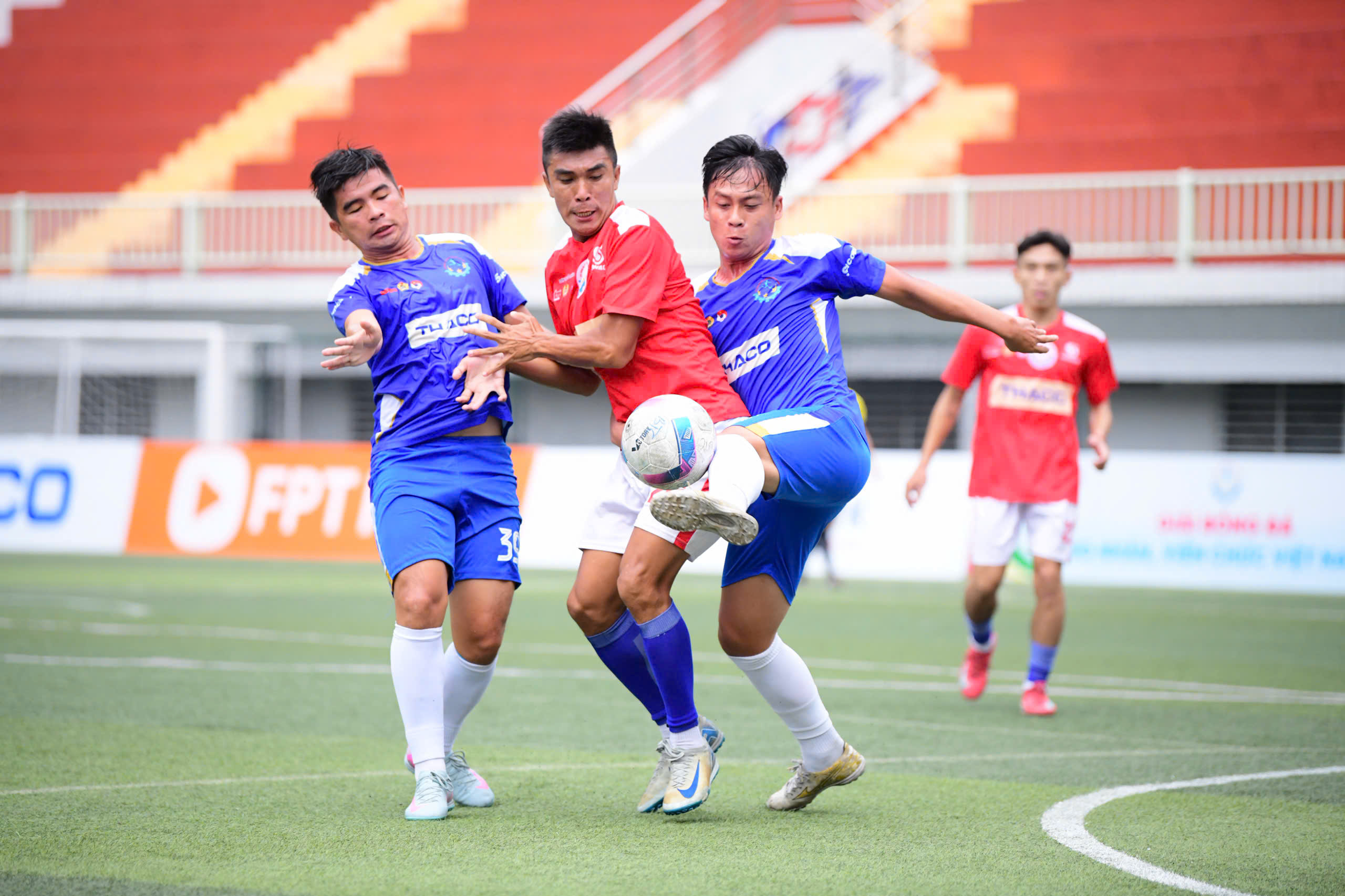 bóng đá công nhân - Ảnh 14.