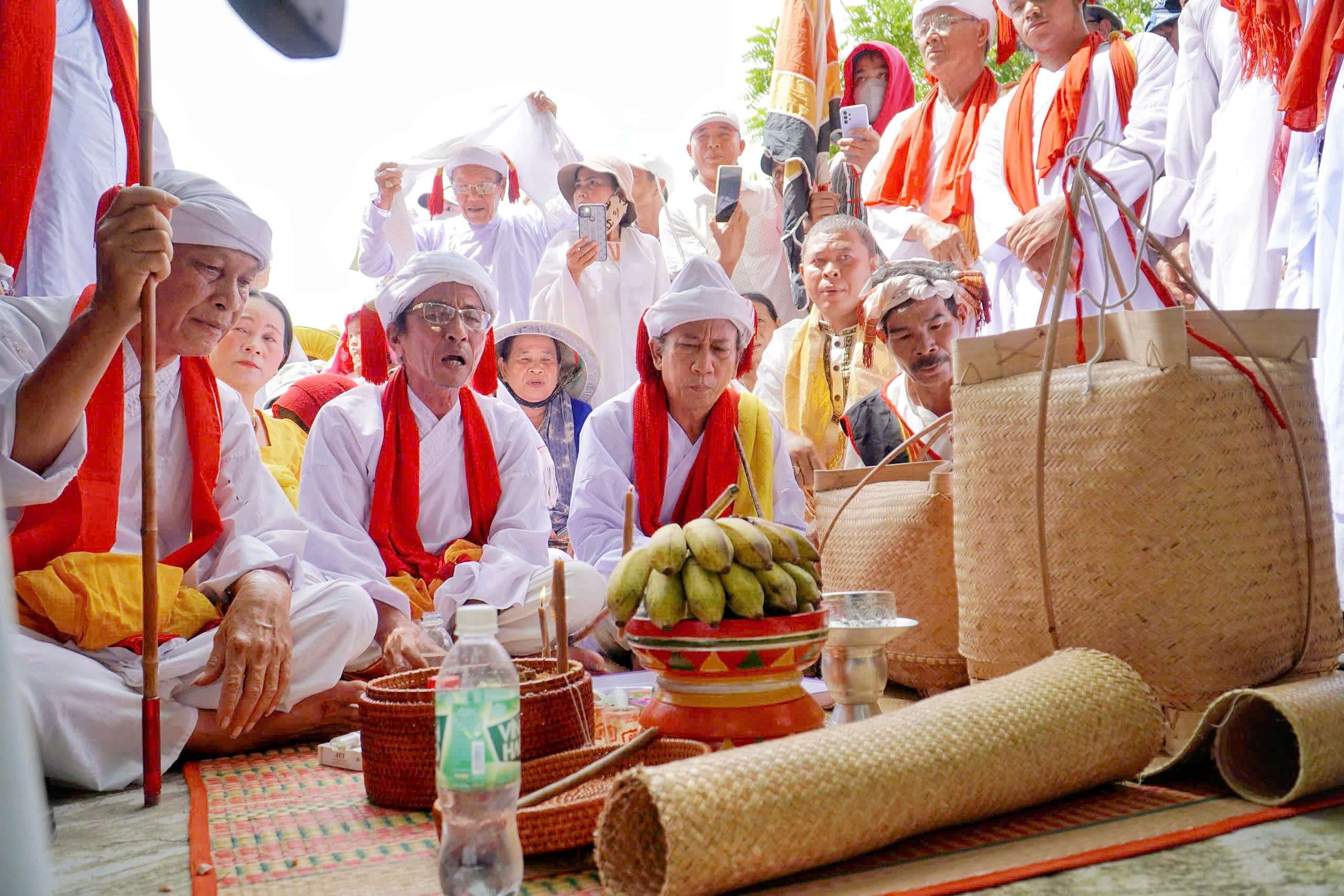 Sắc màu lễ rước y trang của đồng bào Chăm tại lễ hội Katê 2025- Ảnh 2. Sắc màu lễ rước y trang của đồng bào Chăm tại lễ hội Katê 2025- Ảnh 2.