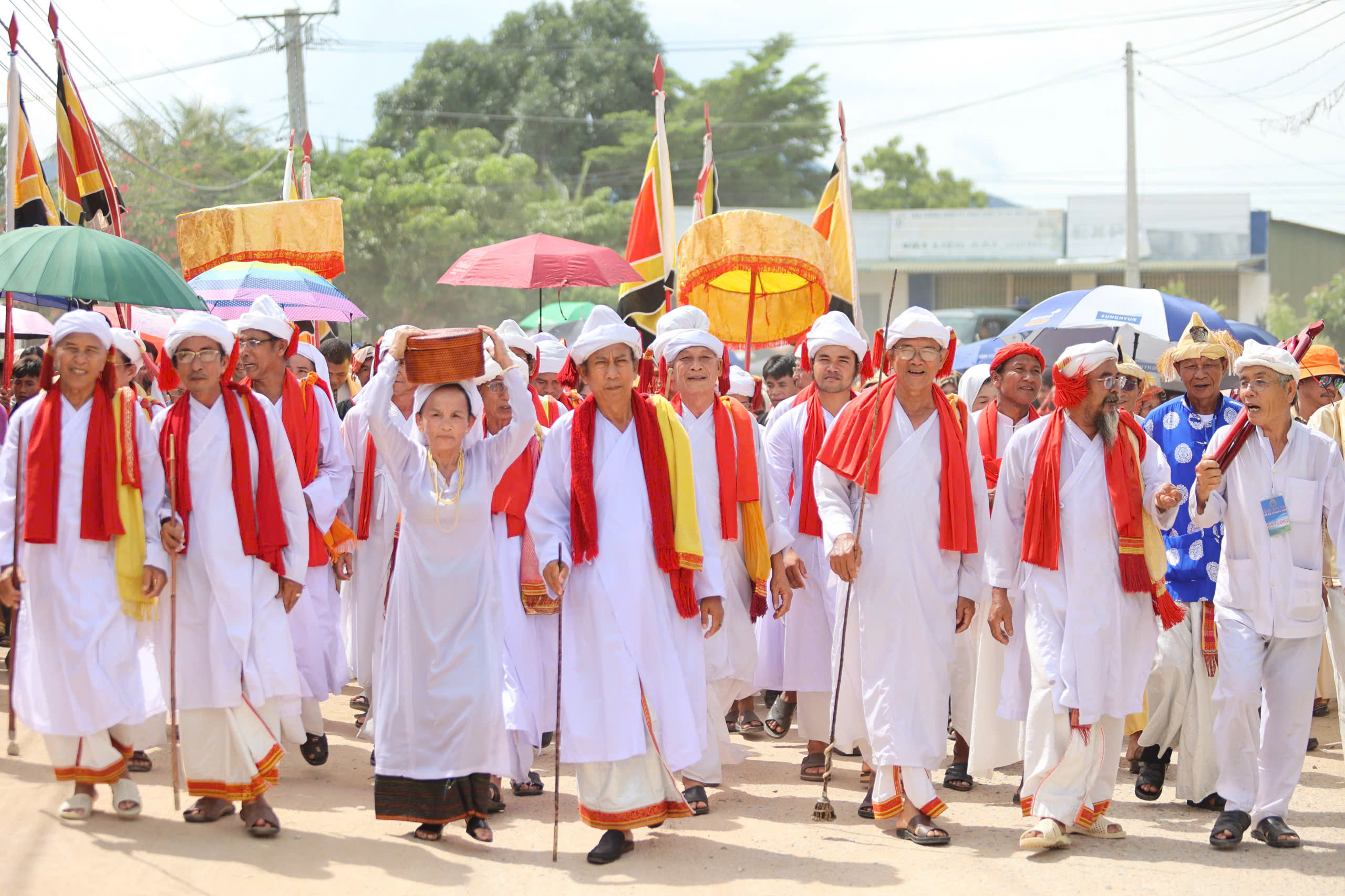 Sắc màu lễ rước y trang của đồng bào Chăm tại lễ hội Katê 2025- Ảnh 3. Sắc màu lễ rước y trang của đồng bào Chăm tại lễ hội Katê 2025- Ảnh 3.