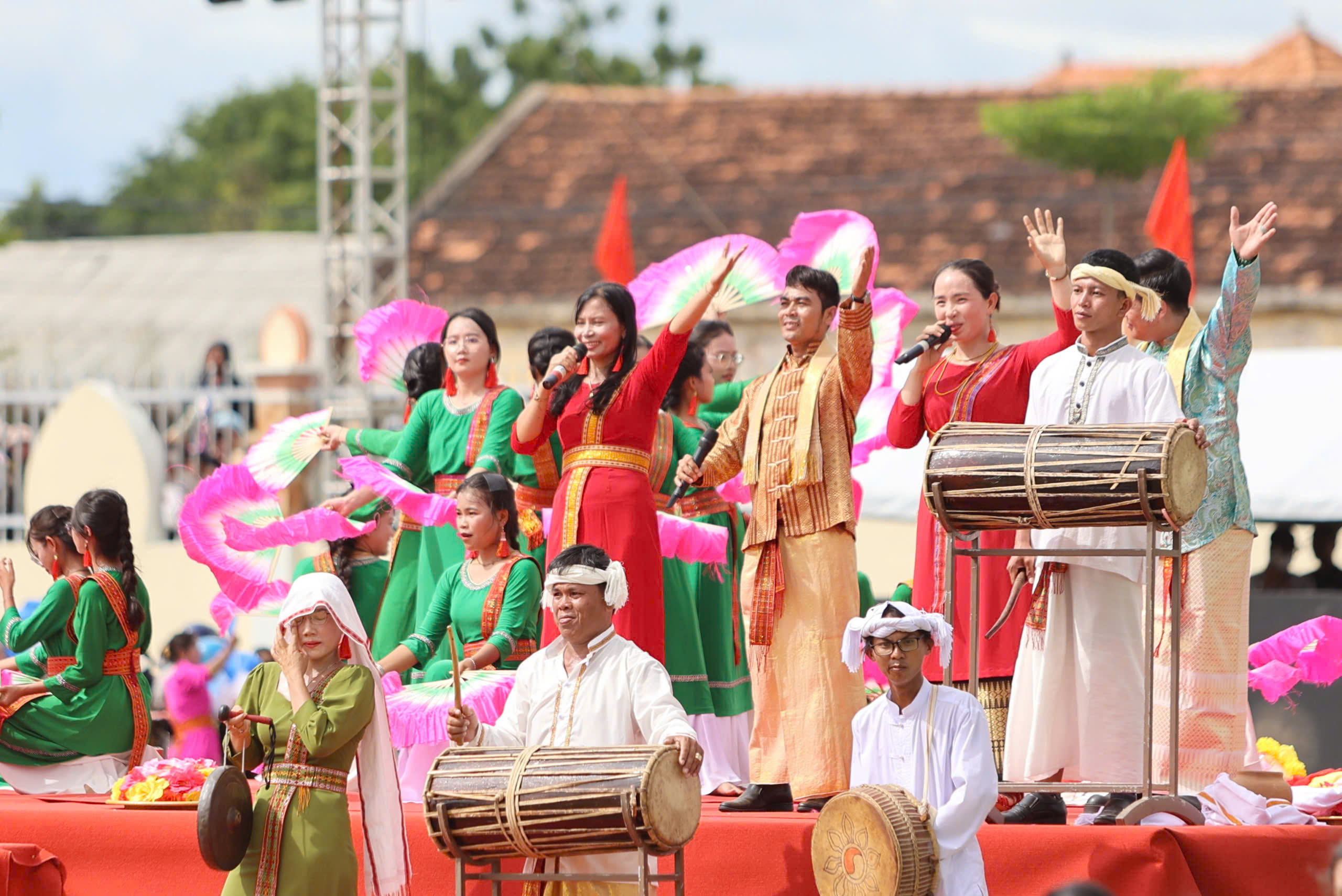 Sắc màu lễ rước y trang của đồng bào Chăm tại lễ hội Katê 2025- Ảnh 4. Sắc màu lễ rước y trang của đồng bào Chăm tại lễ hội Katê 2025- Ảnh 4.