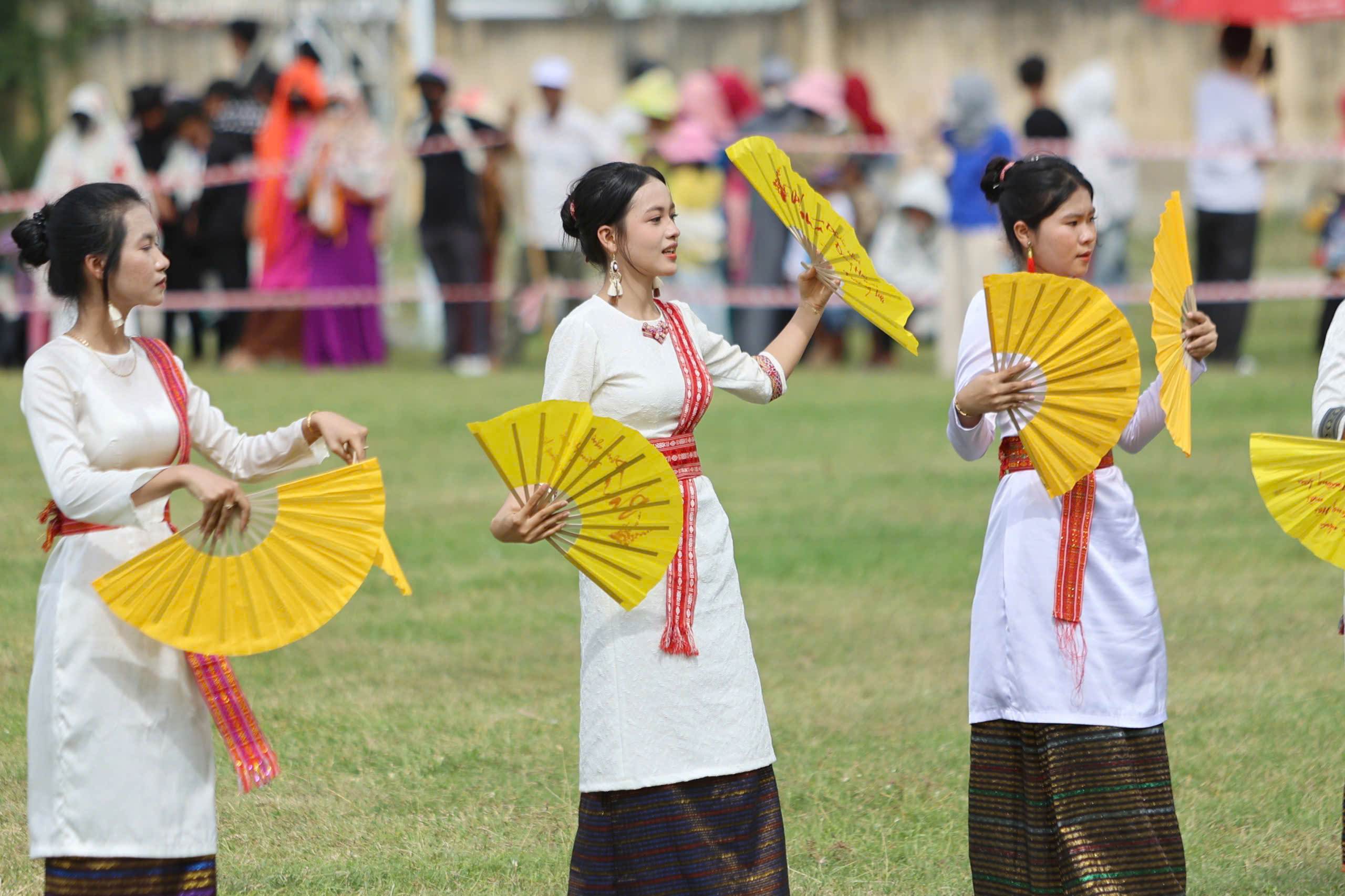 Sắc màu lễ rước y trang của đồng bào Chăm tại lễ hội Katê 2025- Ảnh 5. Sắc màu lễ rước y trang của đồng bào Chăm tại lễ hội Katê 2025- Ảnh 5.