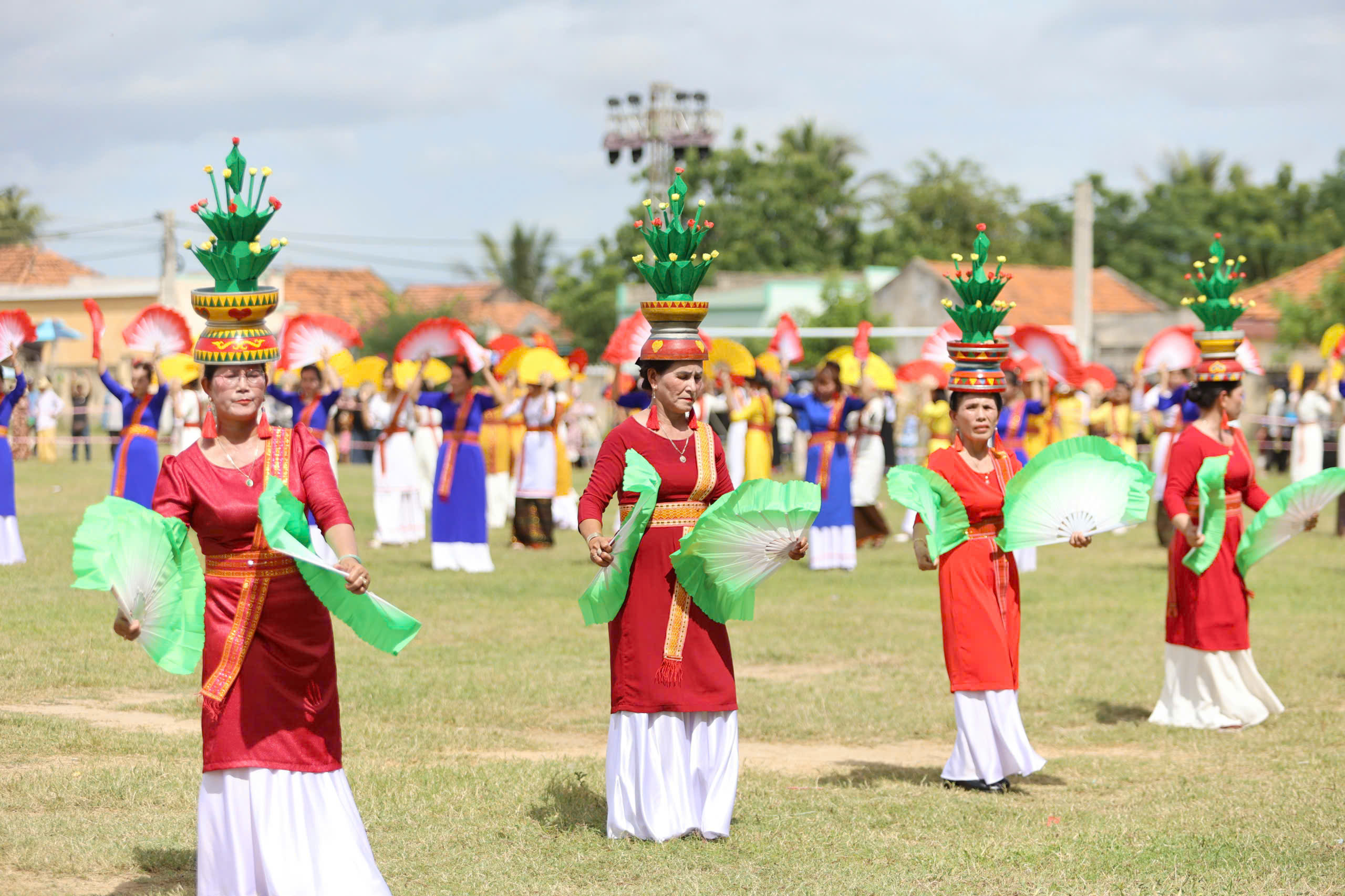 Sắc màu lễ rước y trang của đồng bào Chăm tại lễ hội Katê 2025- Ảnh 7. Sắc màu lễ rước y trang của đồng bào Chăm tại lễ hội Katê 2025- Ảnh 7.