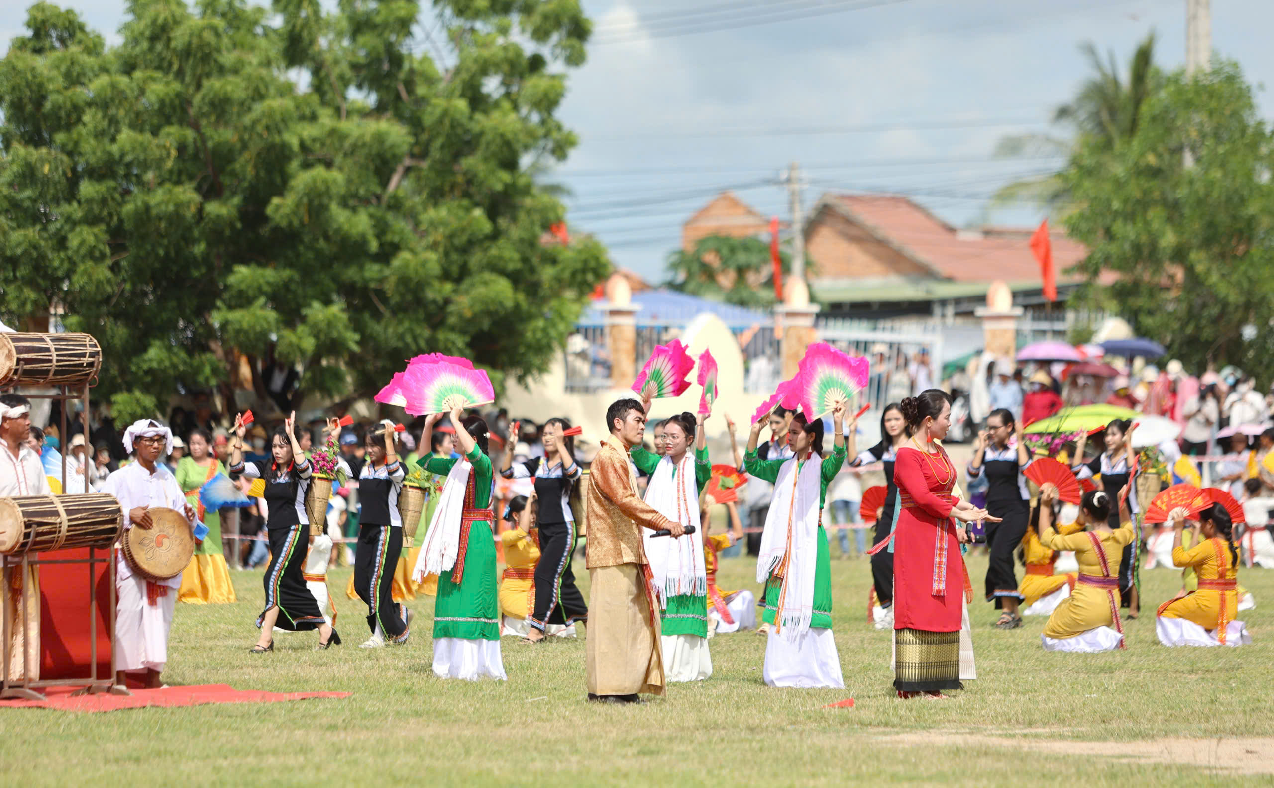 Sắc màu lễ rước y trang của đồng bào Chăm tại lễ hội Katê 2025- Ảnh 6. Sắc màu lễ rước y trang của đồng bào Chăm tại lễ hội Katê 2025- Ảnh 6.