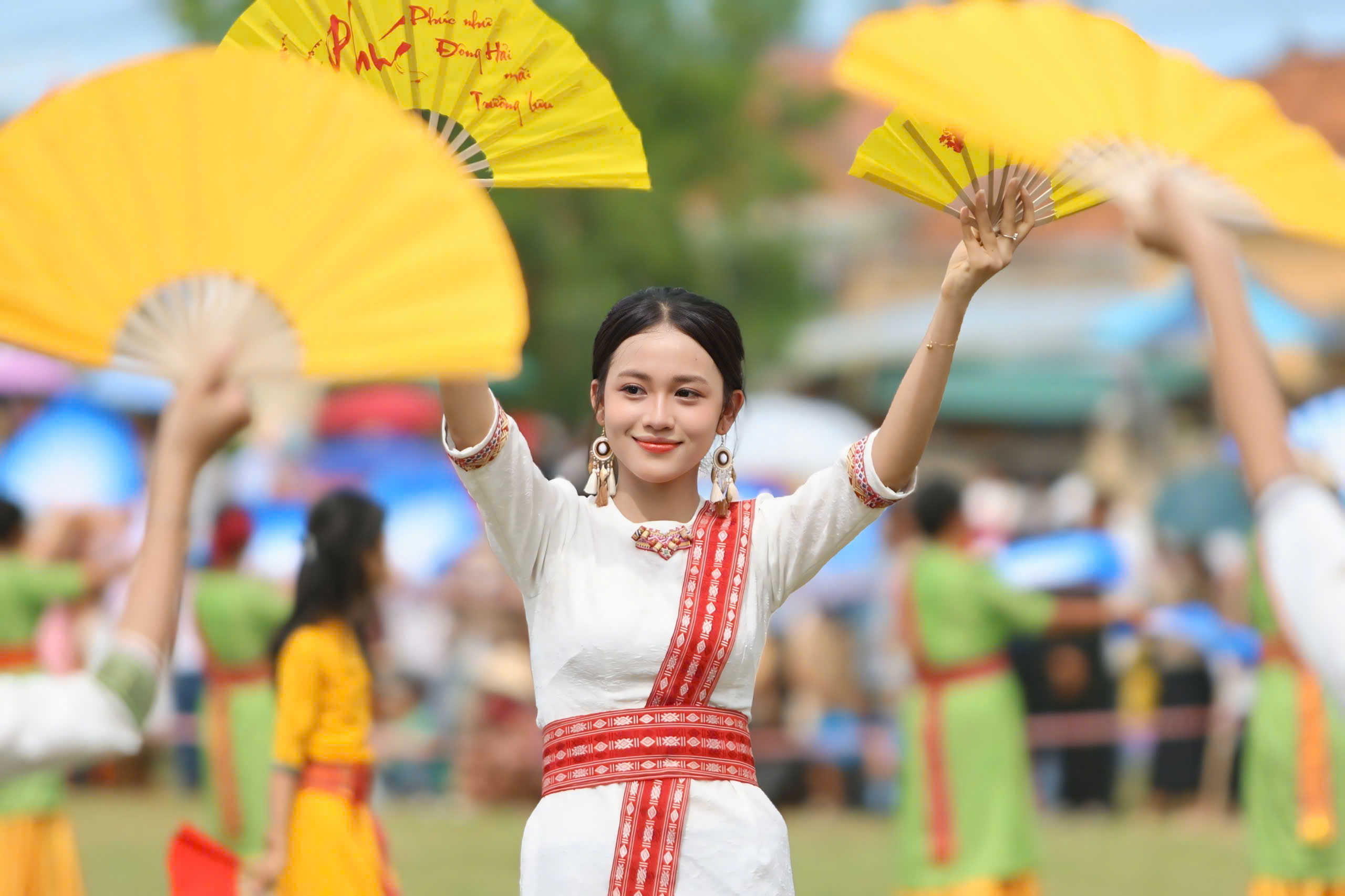 Sắc màu lễ rước y trang của đồng bào Chăm tại lễ hội Katê 2025- Ảnh 8. Sắc màu lễ rước y trang của đồng bào Chăm tại lễ hội Katê 2025- Ảnh 8.