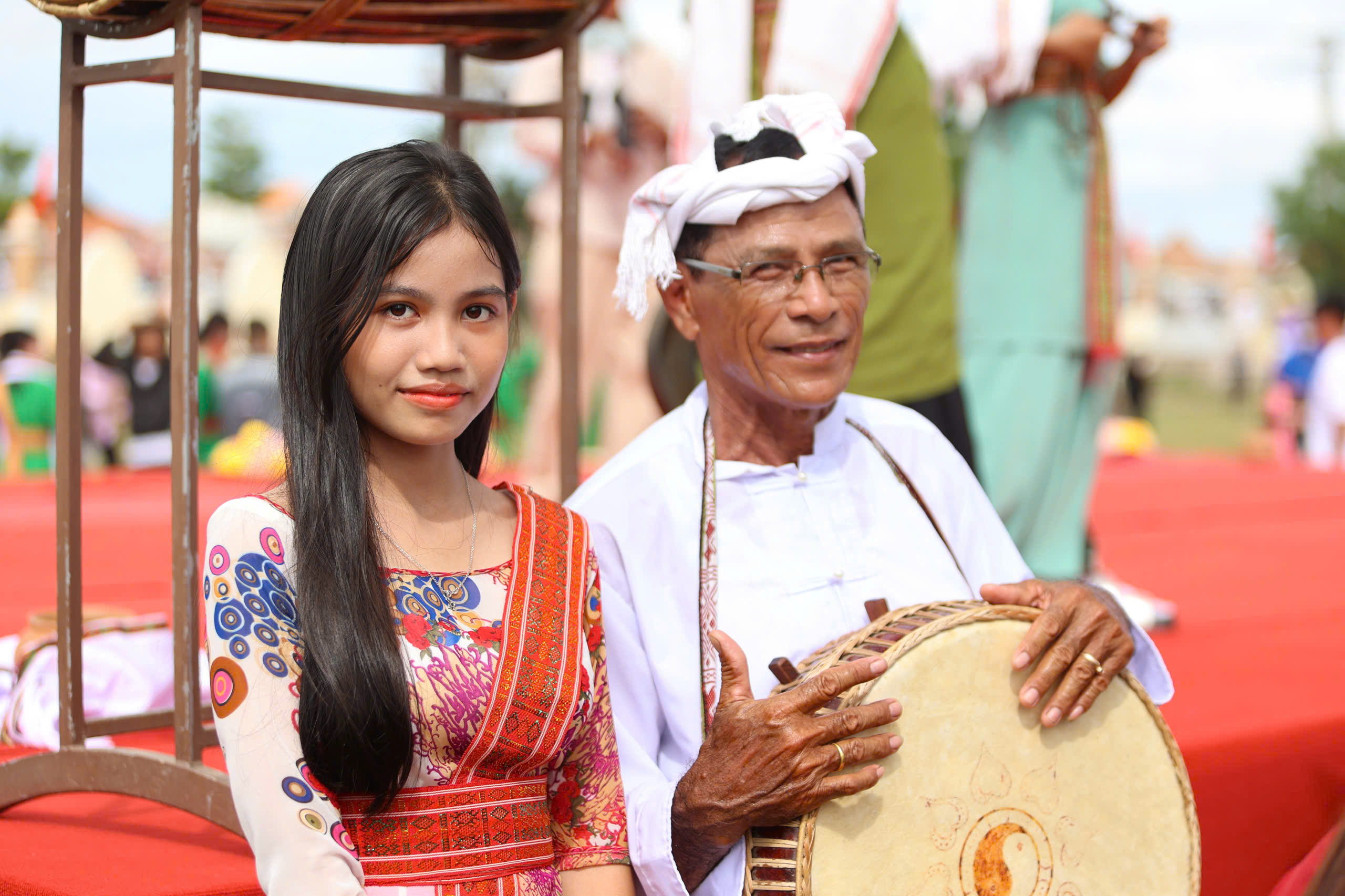 Sắc màu lễ rước y trang của đồng bào Chăm tại lễ hội Katê 2025- Ảnh 9. Sắc màu lễ rước y trang của đồng bào Chăm tại lễ hội Katê 2025- Ảnh 9.