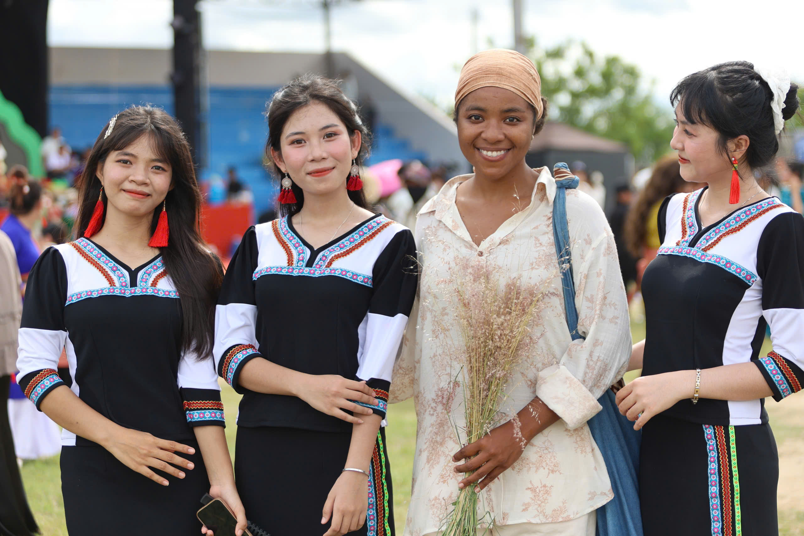 Sắc màu lễ rước y trang của đồng bào Chăm tại lễ hội Katê 2025- Ảnh 10. Sắc màu lễ rước y trang của đồng bào Chăm tại lễ hội Katê 2025- Ảnh 10.