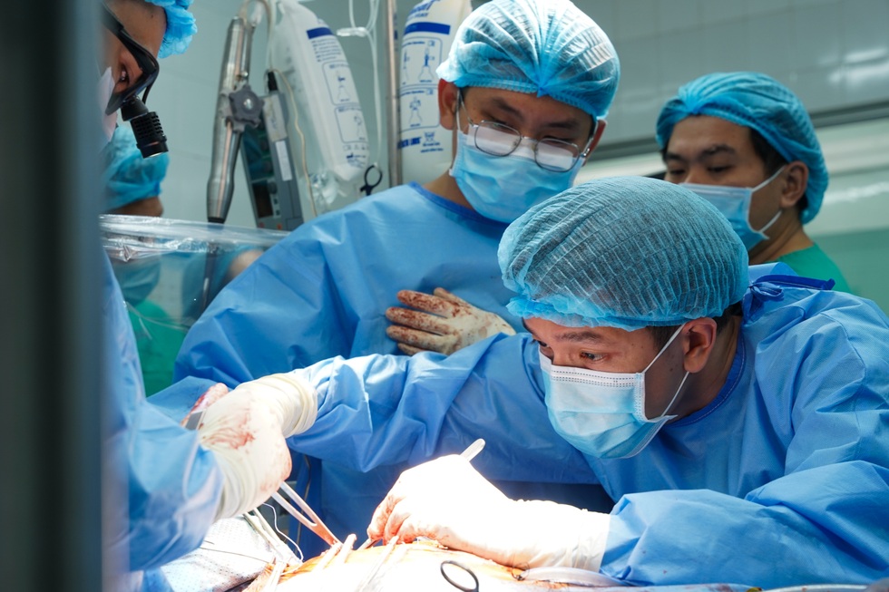 Trái tim đập lại giữa ca ghép chưa được chuẩn bị tại bệnh viện ở TPHCM - 13 Trái tim đập lại giữa ca ghép chưa được chuẩn bị tại bệnh viện ở TPHCM - 13