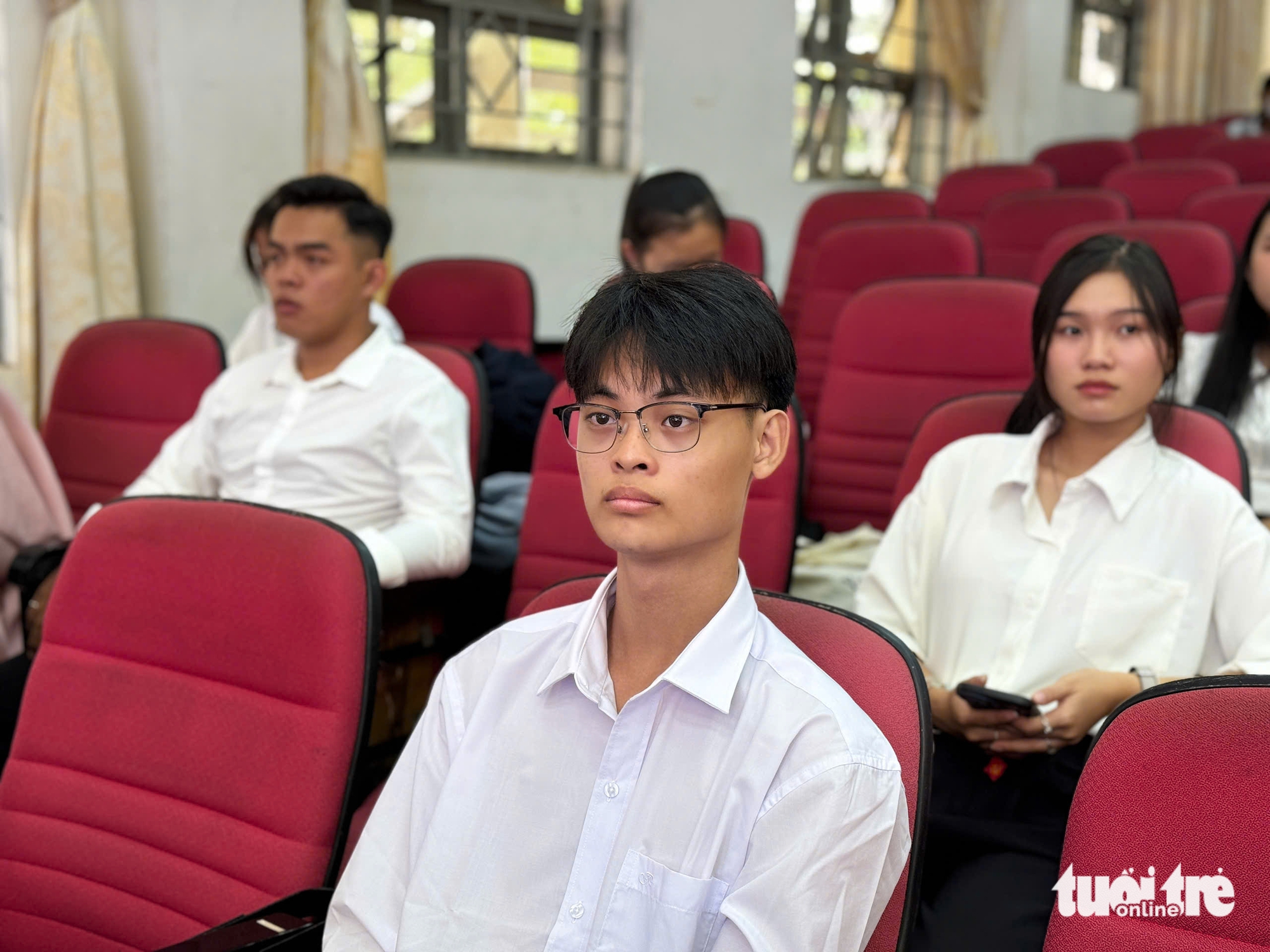 Đi nhận học bổng mà sợ...lừa đảo, hẹn nhau đi chung xe về Buôn Mê cho chắc ăn: Đường đi vui quá! - Ảnh 2. Tiếp sức đến trường - Ảnh 2.