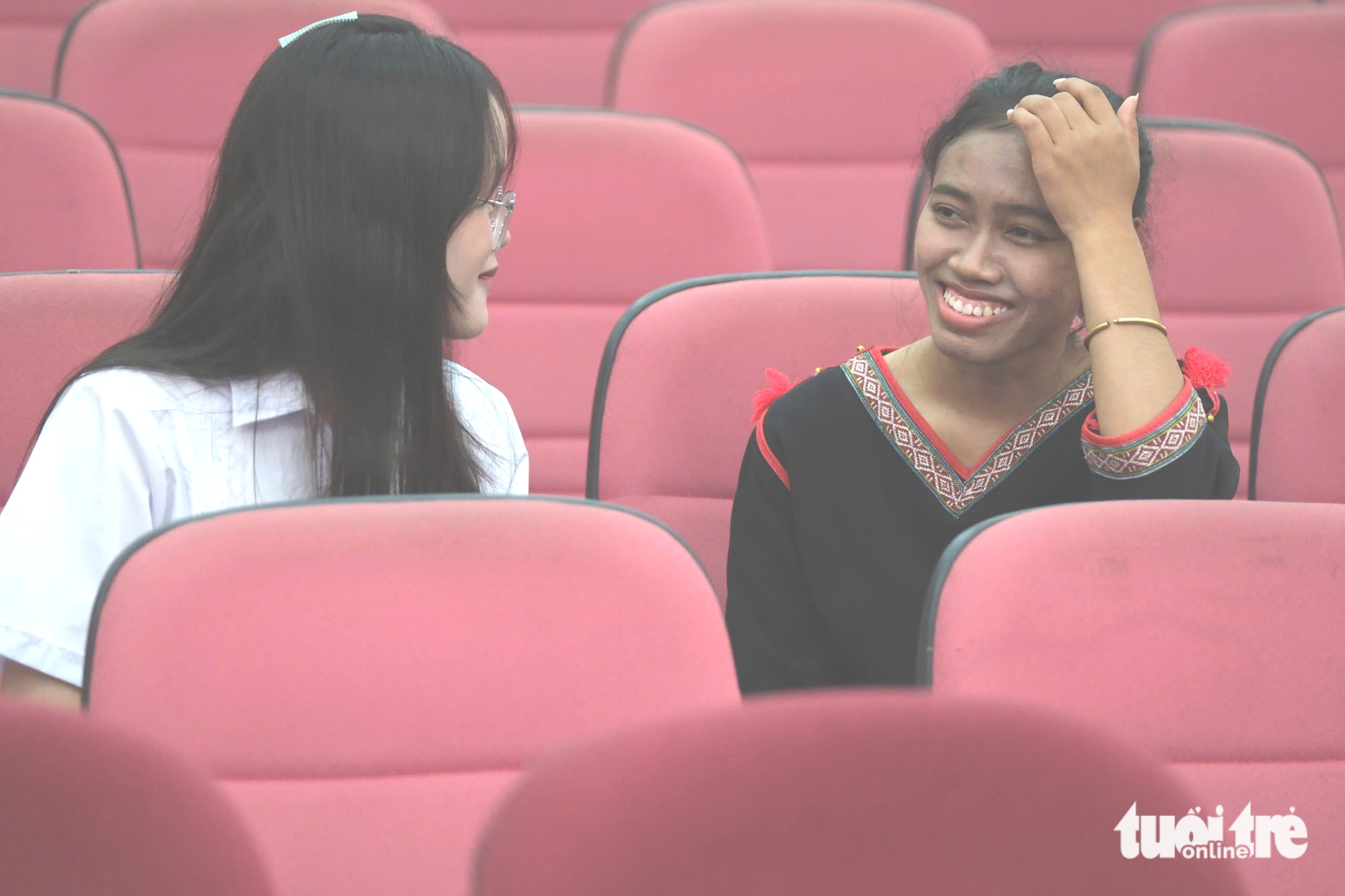 Đi nhận học bổng mà sợ...lừa đảo, hẹn nhau đi chung xe về Buôn Mê: Quen thêm bạn vui quá! - Ảnh 3. Tiếp sức đến trường - Ảnh 5.