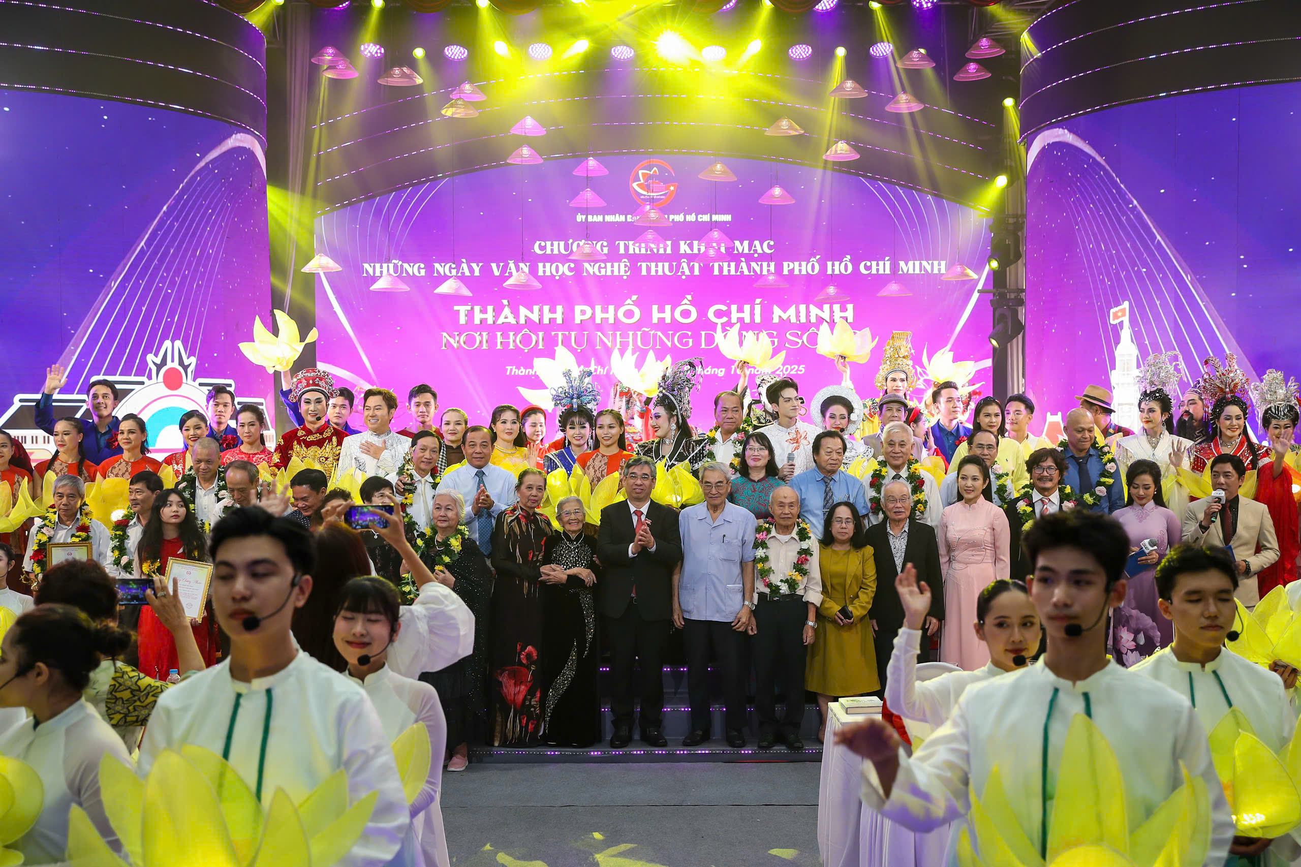 NSND Tạ Minh Tâm, Quốc Đại hát khai mạc 'Những ngày VH - NT TP.HCM'- Ảnh 7.