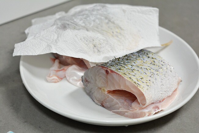 Rán cá, đổ ngay dầu vào chảo là sai, thêm bước nữa, cá vàng giòn, không bắn dầu tung tóe 2 Rán cá, đổ ngay dầu vào chảo là sai, thêm bước nữa, cá vàng giòn, không bắn dầu tung tóe - 2