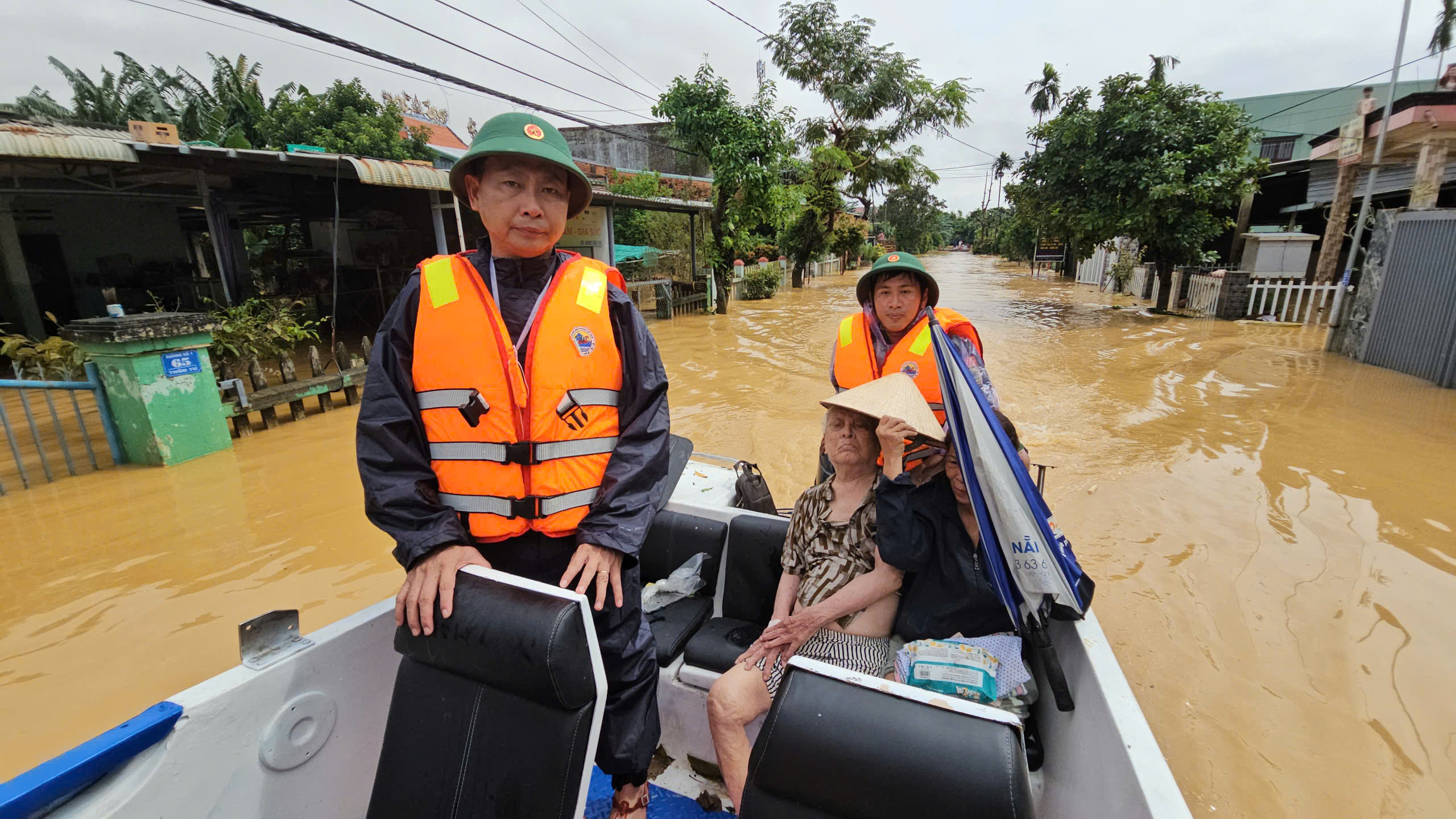 Vùng trũng Đà Nẵng ngập sâu, chiến sĩ biên phòng vào tâm lũ tiếp sức người dân - Ảnh 4.