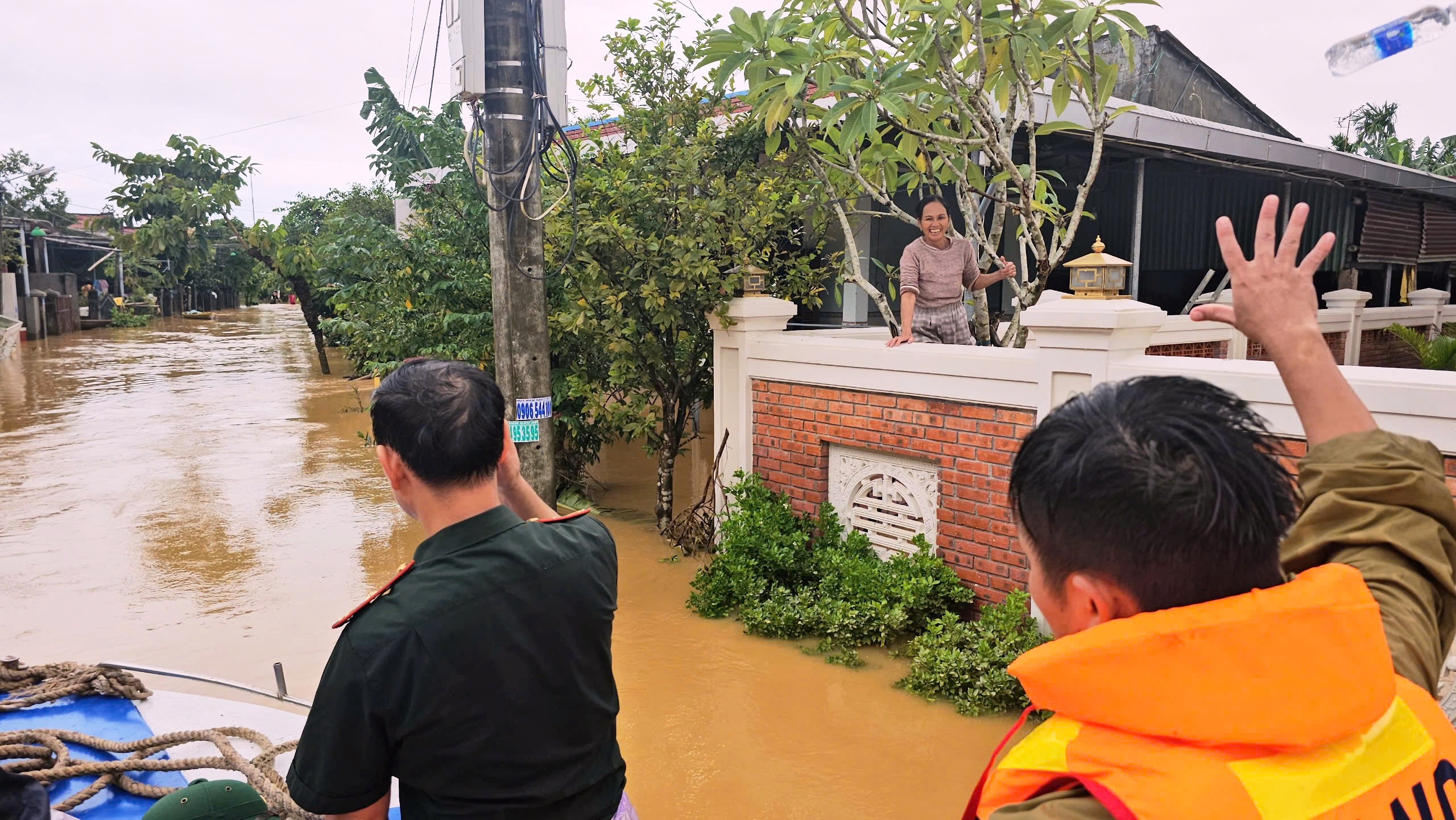 Vùng trũng Đà Nẵng ngập sâu, chiến sĩ biên phòng vào tâm lũ tiếp sức người dân - Ảnh 5.