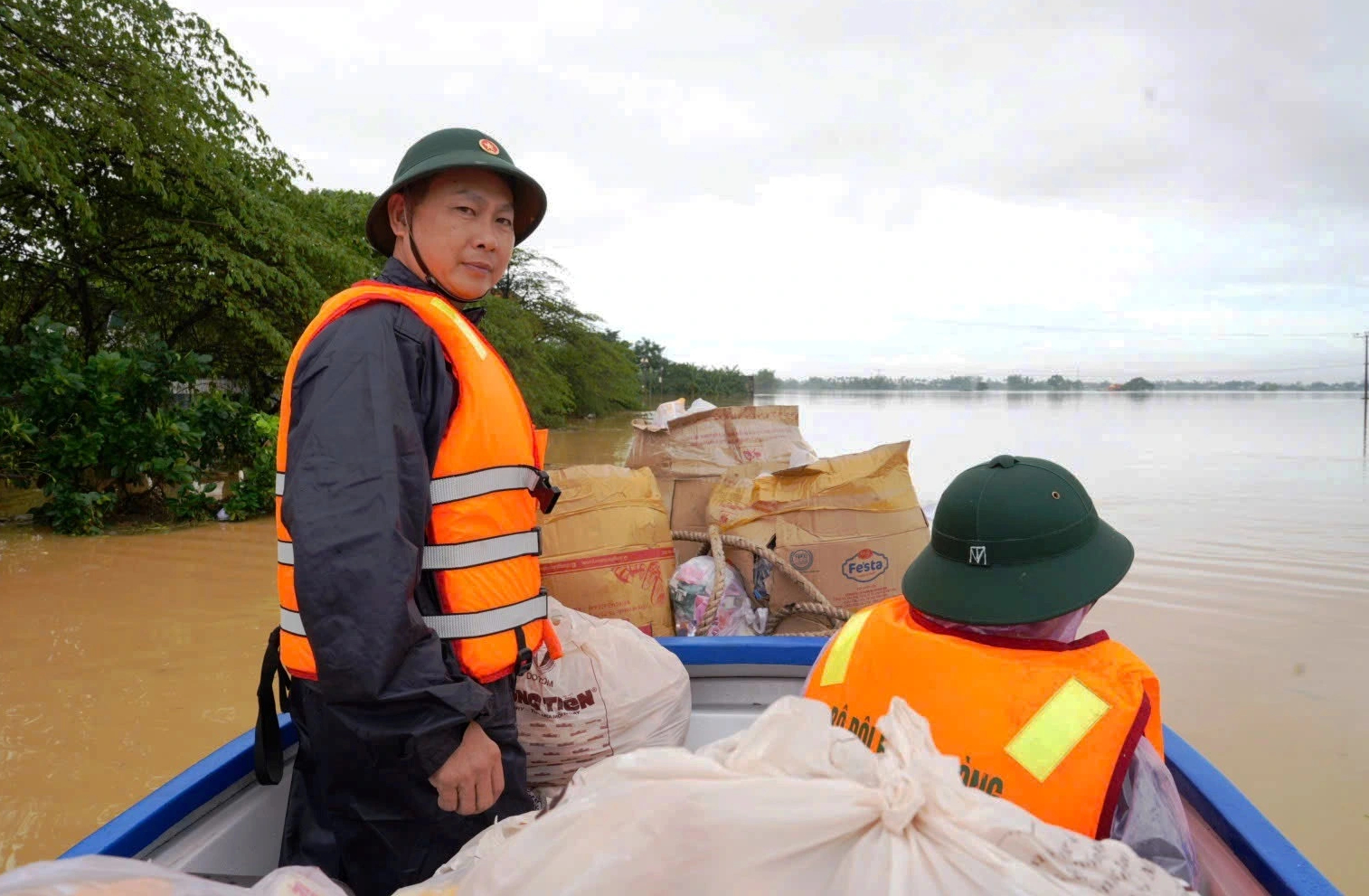 Vùng trũng Đà Nẵng ngập sâu, chiến sĩ biên phòng vào tâm lũ tiếp sức người dân - Ảnh 7.