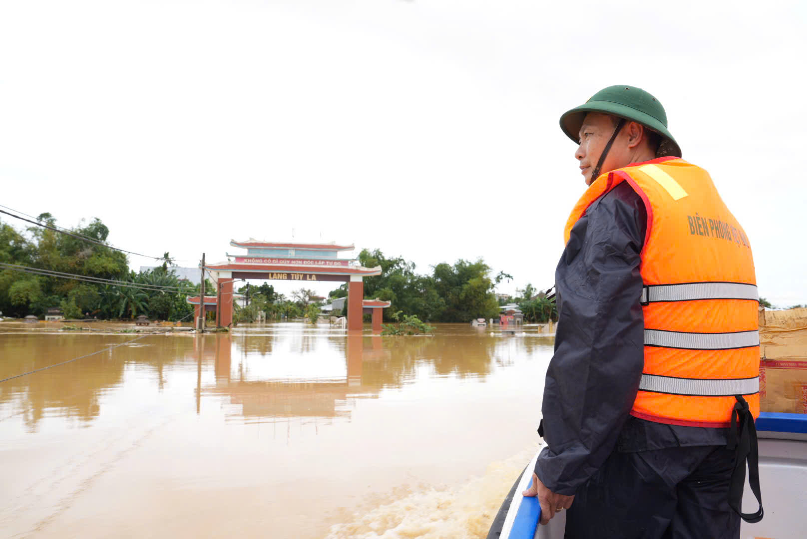 Vùng trũng Đà Nẵng ngập sâu, chiến sĩ biên phòng vào tâm lũ tiếp sức người dân - Ảnh 9.