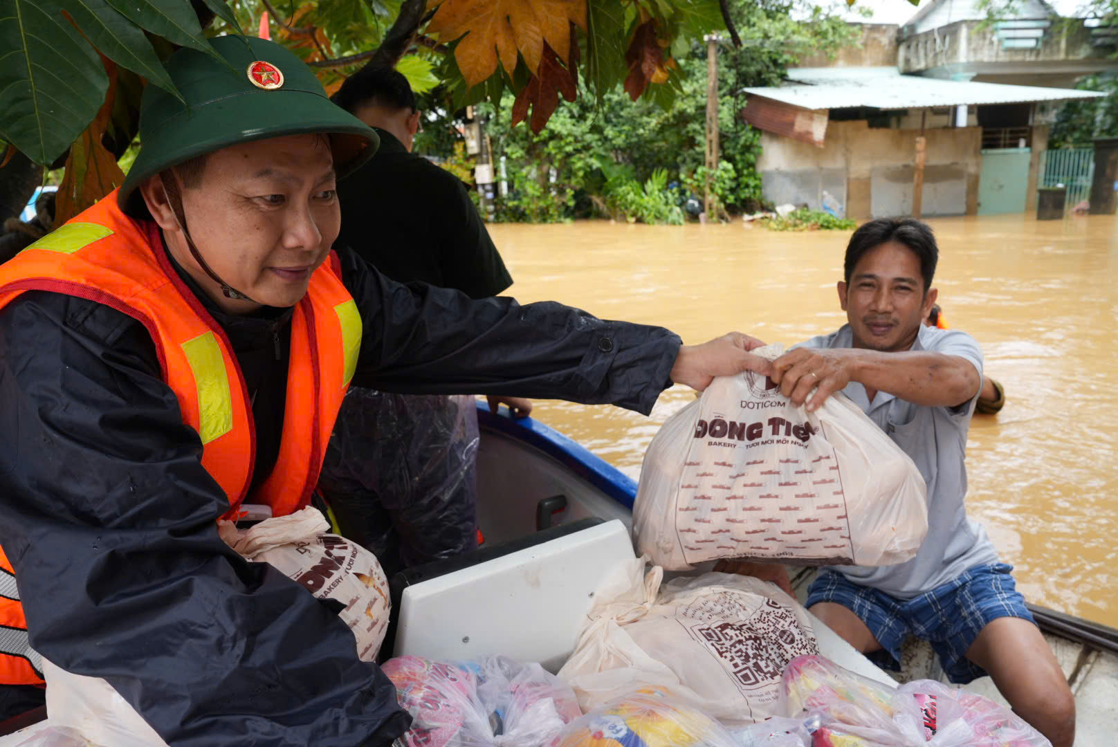 Vùng trũng Đà Nẵng ngập sâu, chiến sĩ biên phòng vào tâm lũ tiếp sức người dân - Ảnh 8.