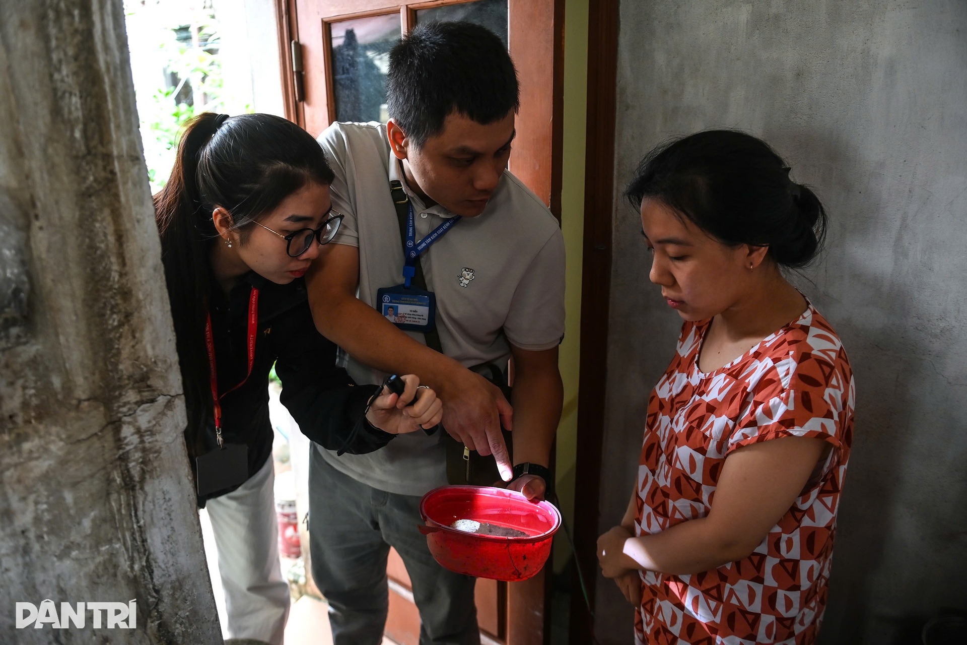 Hà Nội: Theo chân đội đặc nhiệm săn muỗi độc giữa cao điểm sốt xuất huyết - 12