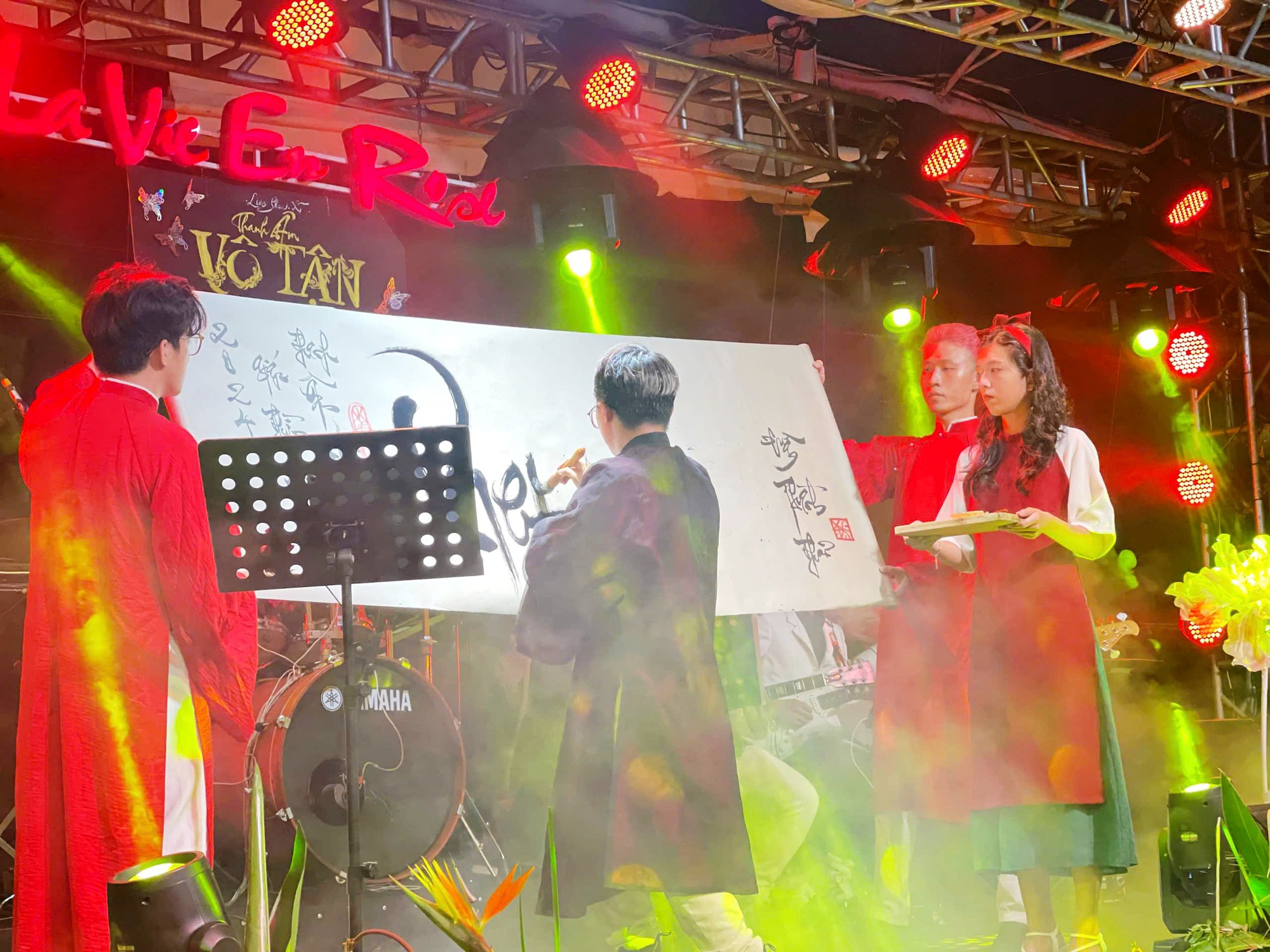 'Độc chiêu' thảo chữ trên sân khấu âm nhạc- Ảnh 7.