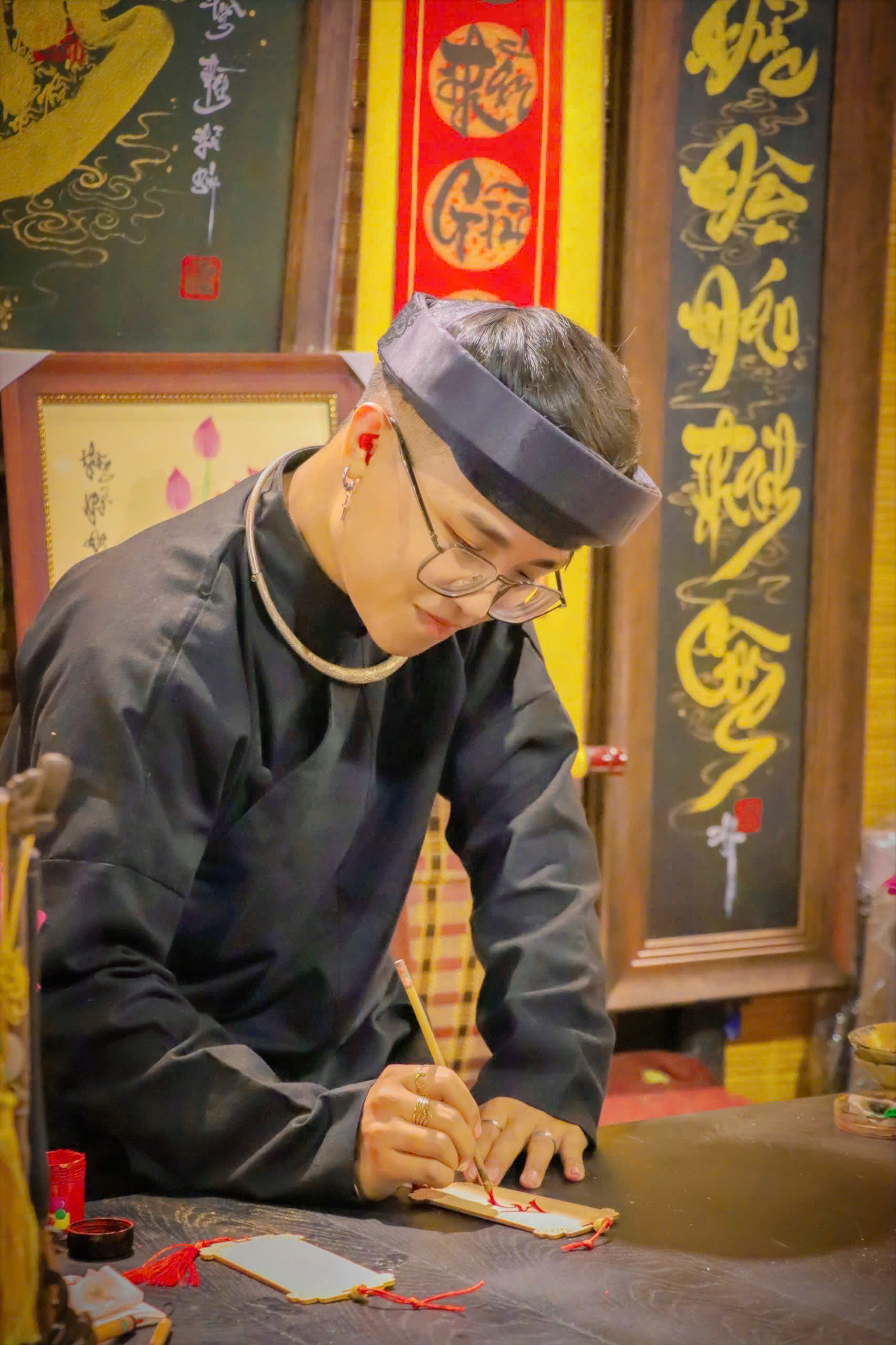 'Độc chiêu' thảo chữ trên sân khấu âm nhạc- Ảnh 8.