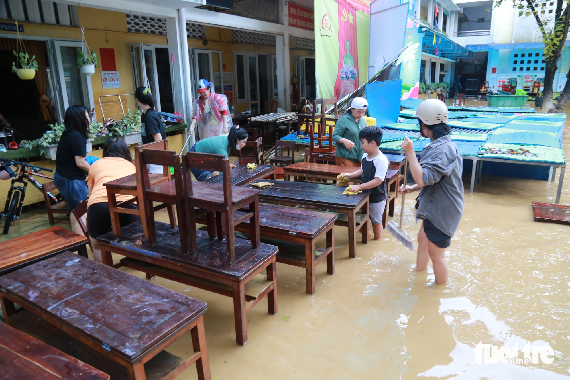 Sách vở, bàn ghế ngập bùn sau lụt, thầy trò ở Huế tất bật dọn trường - Ảnh 9.