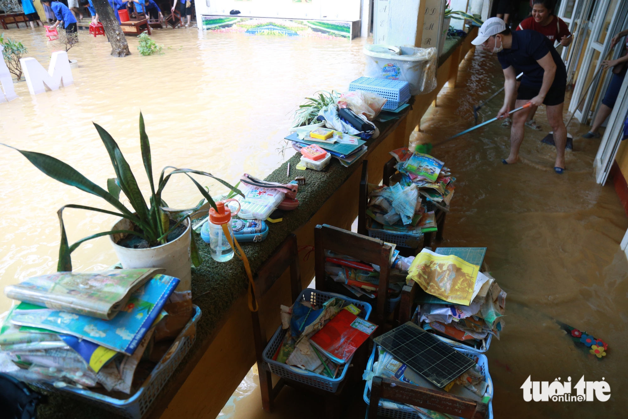 Sách vở, bàn ghế ngập bùn sau lụt, thầy trò ở Huế tất bật dọn trường - Ảnh 11.