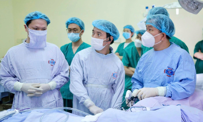 Các bác sĩ phẫu thuật ung thư vú cho một bệnh nhân. Ảnh: Quỳnh Hoa