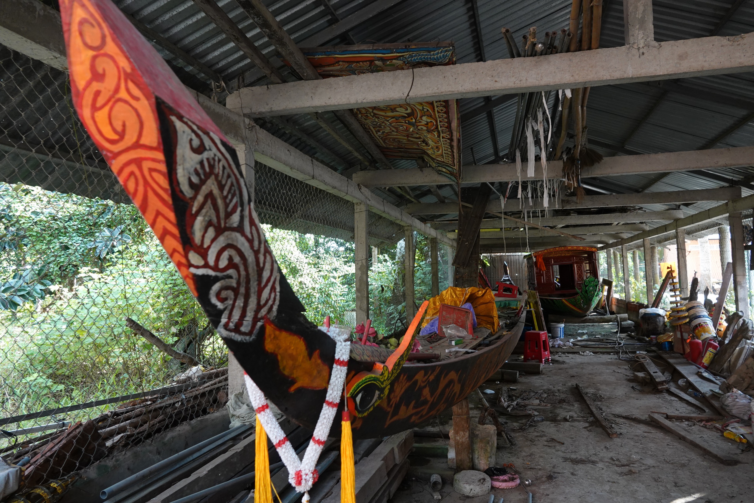 Cận cảnh ghe cà hâu hơn 300 năm tuổi của đồng bào Khmer Nam bộ 2 Chiêm ngưỡng ghe cà hâu hơn 300 năm tuổi của đồng bào Khmer Nam bộ - Ảnh 2.