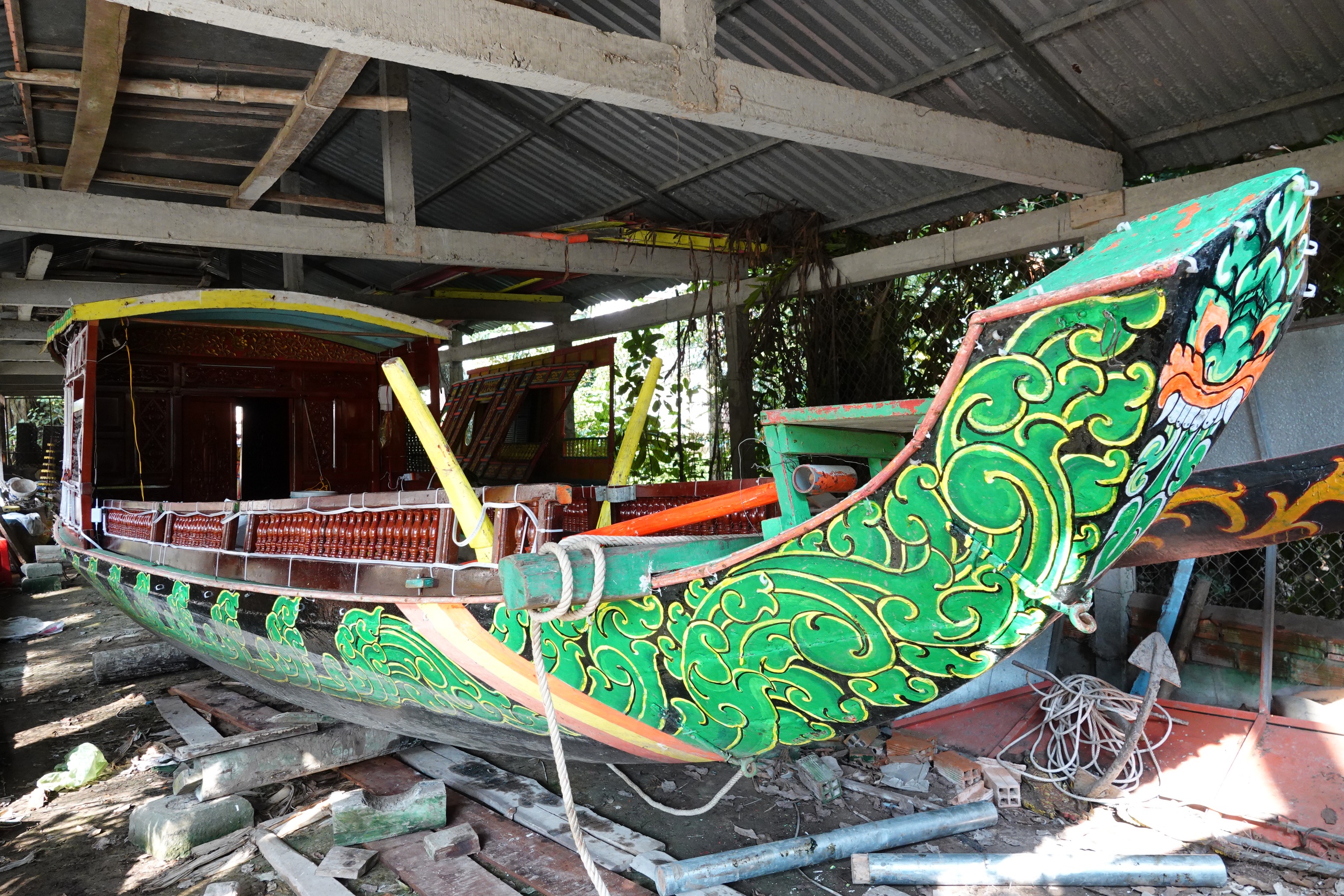 Cận cảnh ghe cà hâu hơn 300 năm tuổi của đồng bào Khmer Nam bộ 3 Chiêm ngưỡng ghe cà hâu hơn 300 năm tuổi của đồng bào Khmer Nam bộ - Ảnh 3.