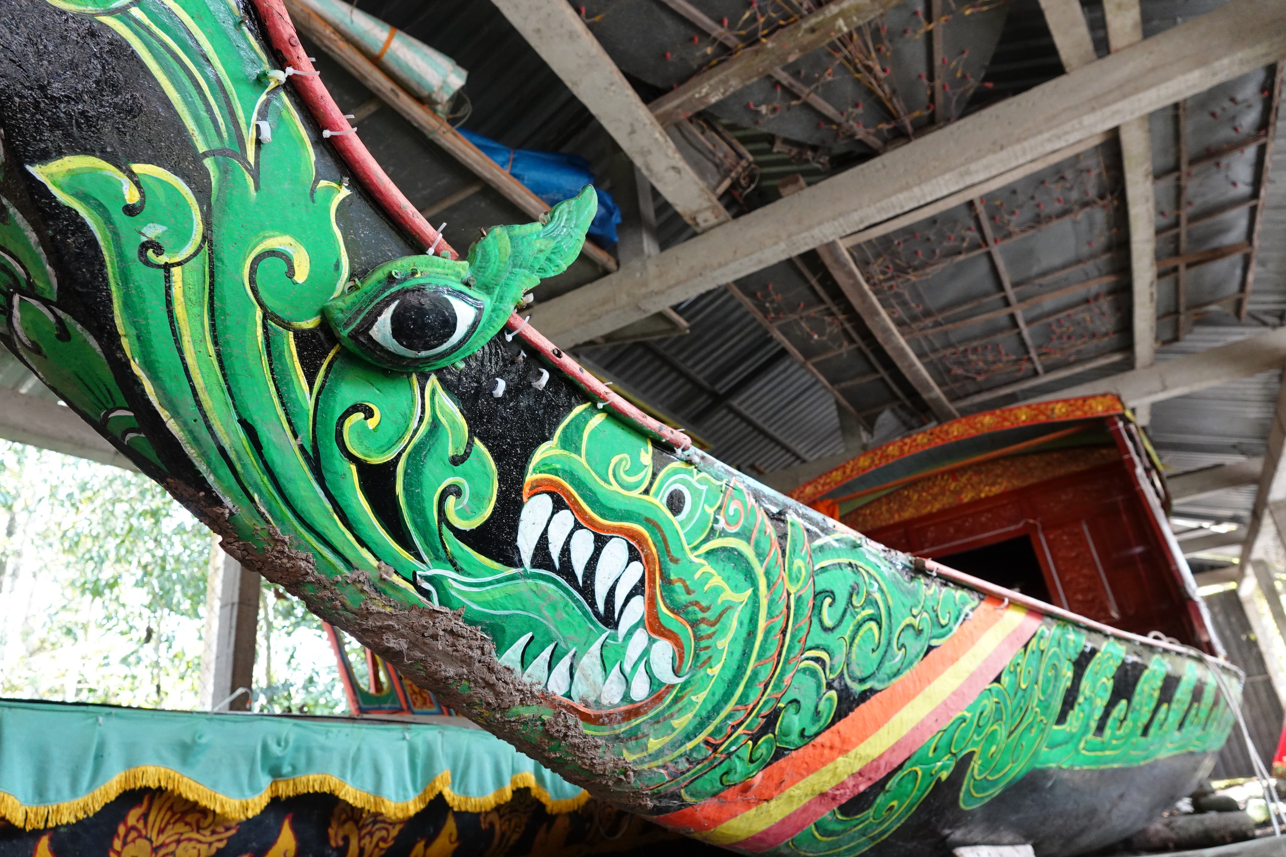 Cận cảnh ghe cà hâu hơn 300 năm tuổi của đồng bào Khmer Nam bộ 4 Chiêm ngưỡng ghe cà hâu hơn 300 năm tuổi của đồng bào Khmer Nam bộ - Ảnh 4.