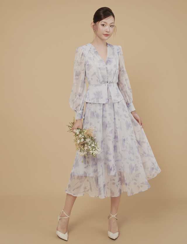 Cách diện áo váy hoa lá sang mà không sến - Ảnh 2.