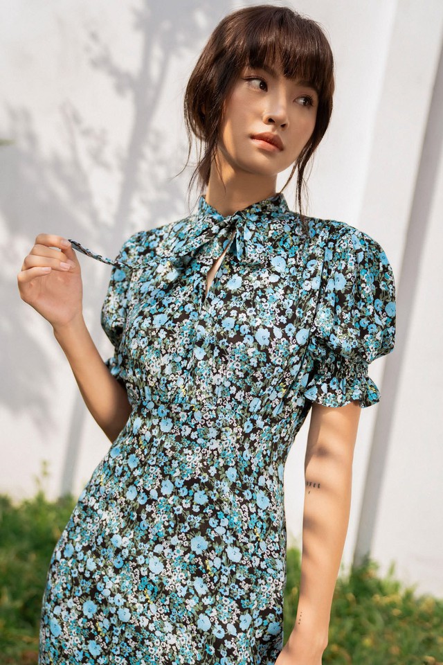 Cách diện áo váy hoa lá sang mà không sến - Ảnh 4.