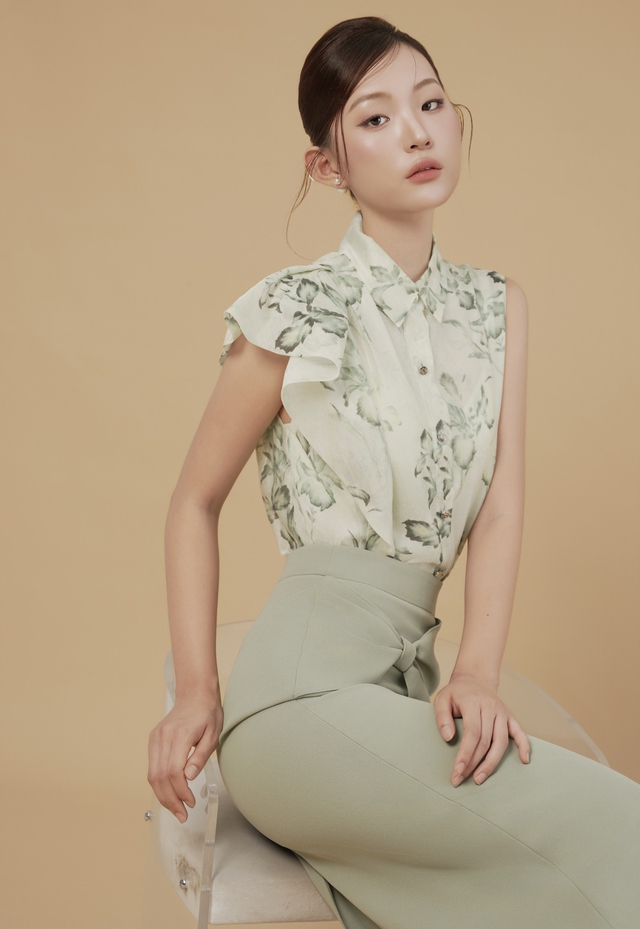 Cách diện áo váy hoa lá sang mà không sến - Ảnh 5.