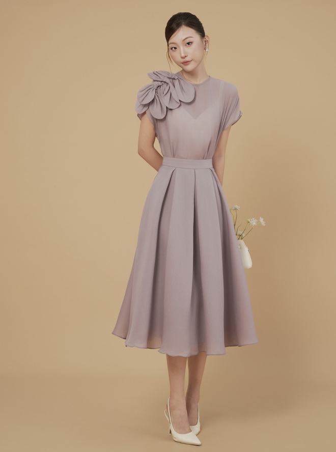 Cách diện áo váy hoa lá sang mà không sến - Ảnh 9.