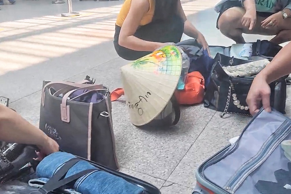 Tranh cãi chiếc cân kém sang ở sân bay - 6