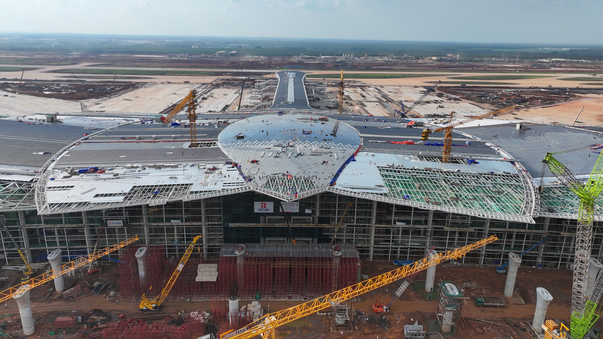 Sân bay Long Thành đón chuyến bay đầu tiên vào 19 - 12: Cận cảnh tiến độ thi công - Ảnh 2.