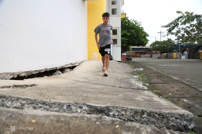 Sụt lún gây ra nứt gãy công trình ở Khu Trung tâm Văn hóa - Thể thao phường An Lạc (quận Bình Tân cũ). Đây là địa bàn có tốc độ lún nhanh nhất ở TP HCM. Ảnh: Đình Văn