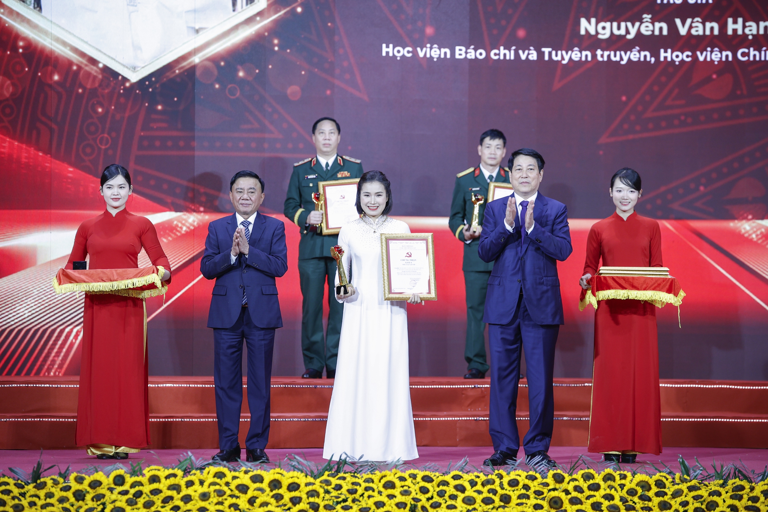 137 cá nhân được trao giải cuộc thi bảo vệ nền tảng tư tưởng của Đảng 4 Chủ tịch nước dự lễ trao giải cuộc thi bảo vệ nền tảng tư tưởng của Đảng - Ảnh 4.