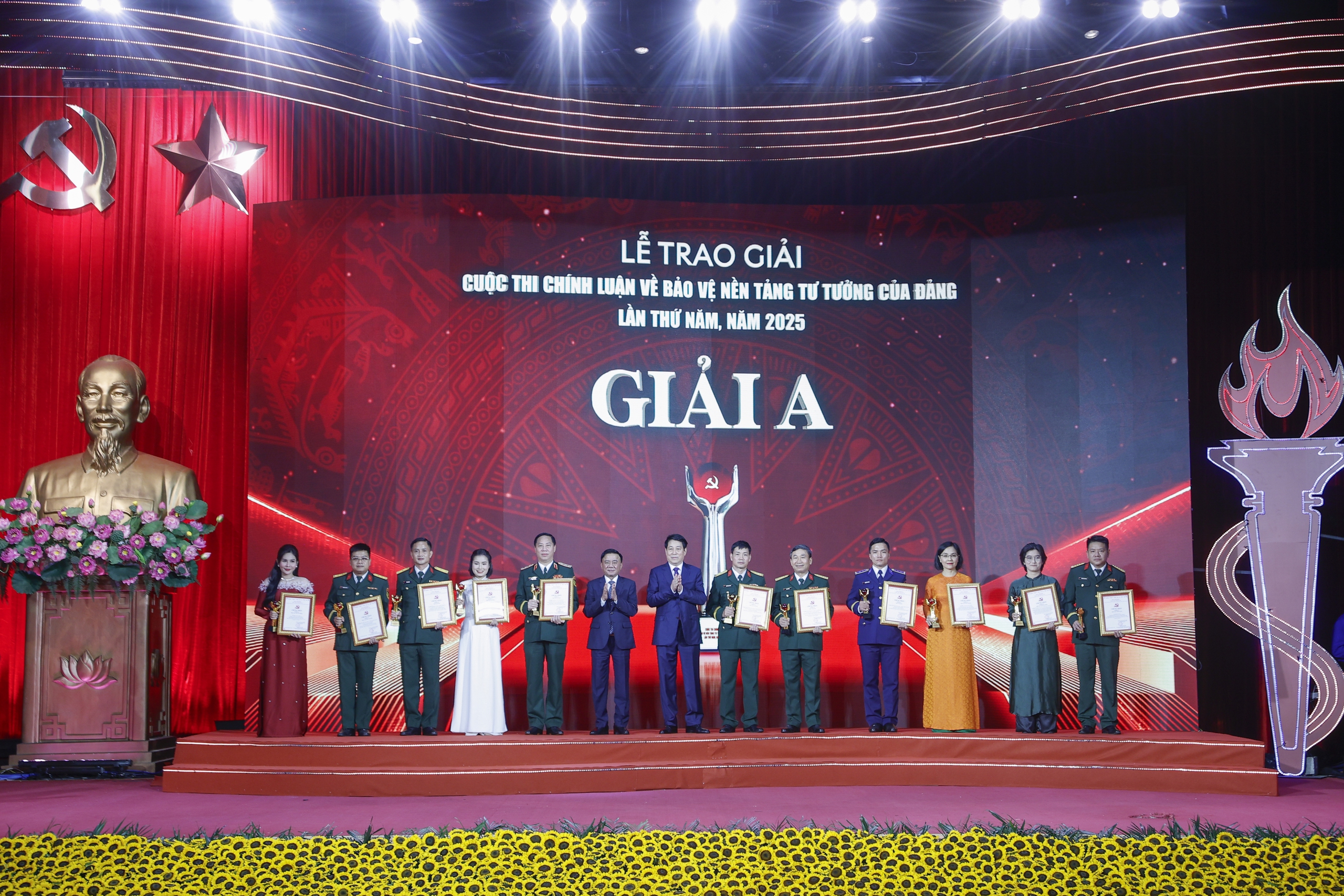 137 cá nhân được trao giải cuộc thi bảo vệ nền tảng tư tưởng của Đảng 5 Chủ tịch nước dự lễ trao giải cuộc thi bảo vệ nền tảng tư tưởng của Đảng - Ảnh 5.
