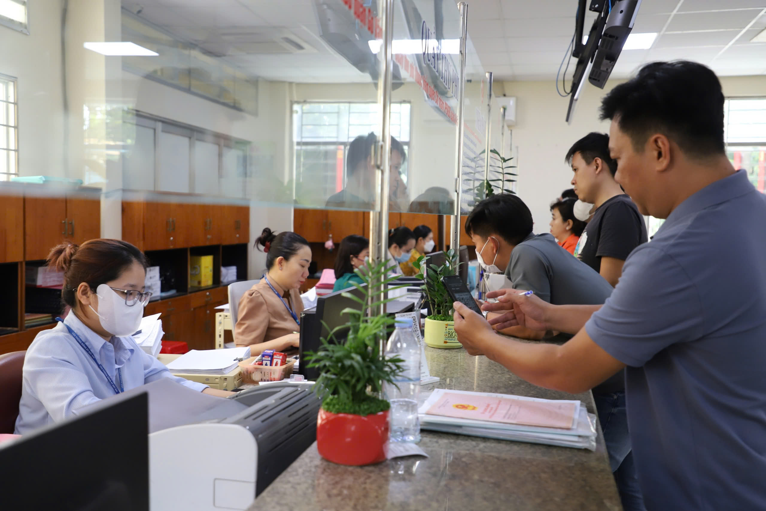 TP . HCM thừa công chức: Sở Nội vụ đề xuất sắp xếp hơn 1 . 000 Cán bộ dư thừa - Ảnh 2.