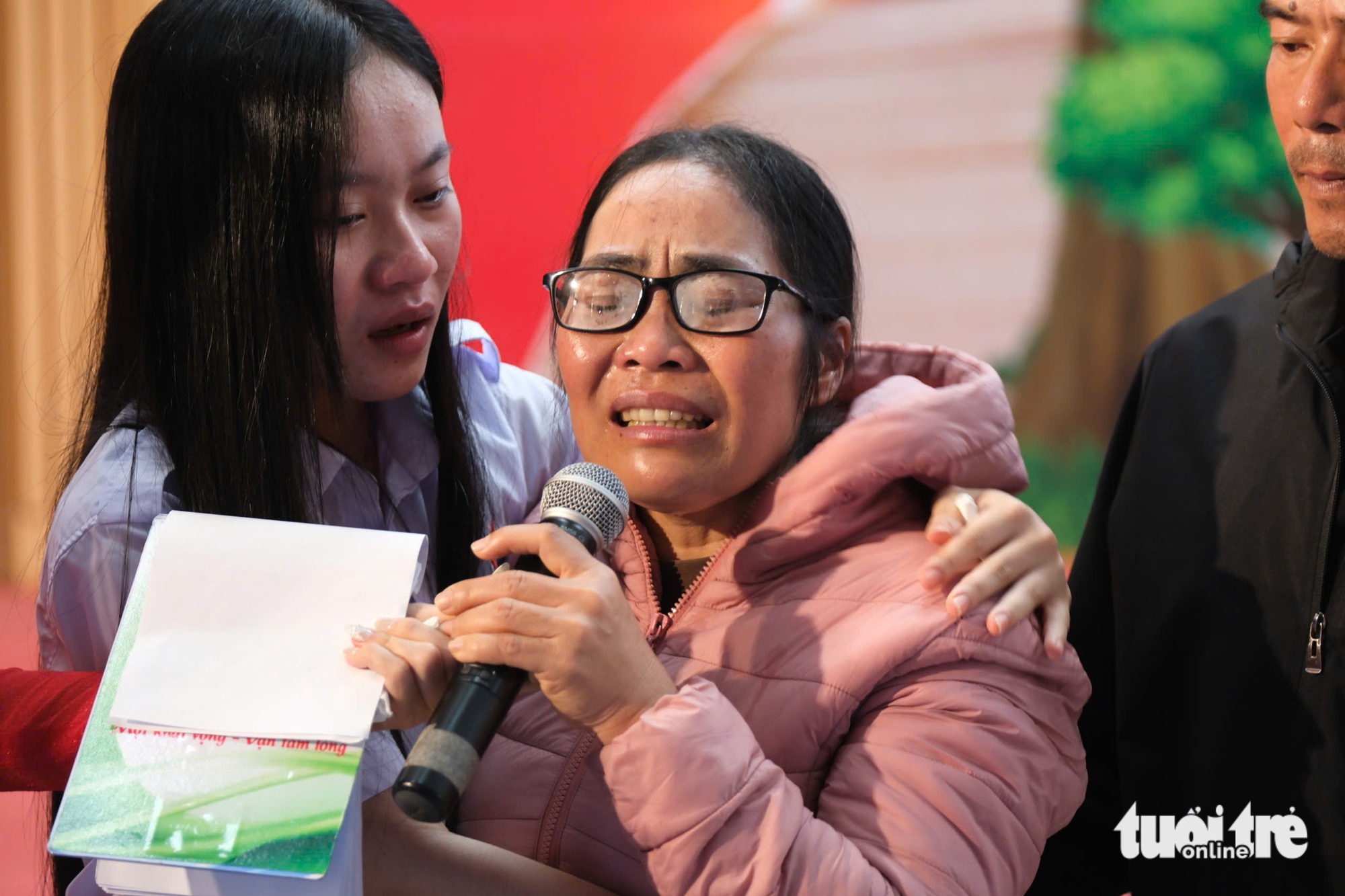 Nữ sinh viên ĐH Quy Nhơn làm thuê khó nhọc bao năm, nghe được học bổng nước mắt cứ rơi 1 Tiếp sức đến trường - Ảnh 4.