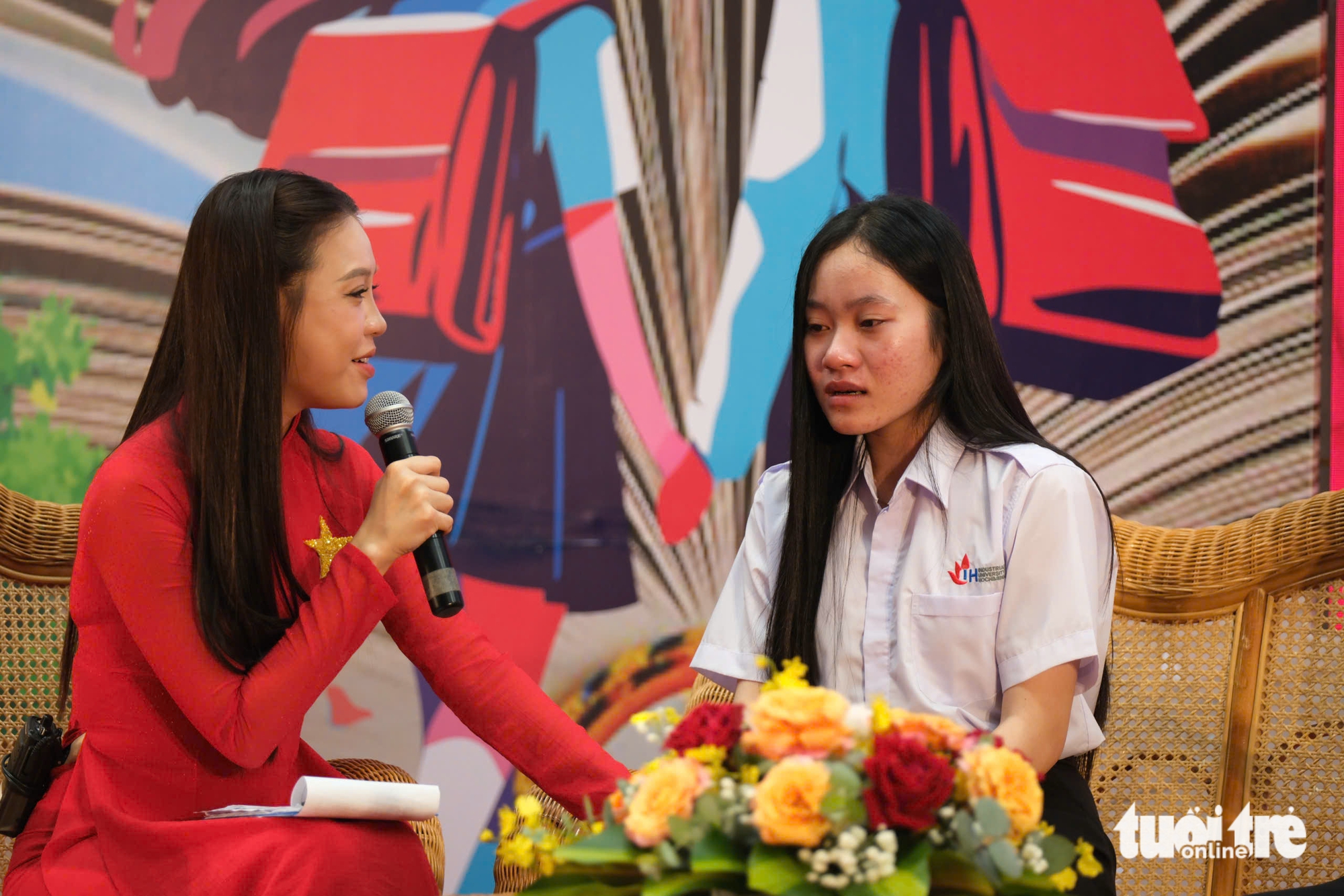 Nữ sinh viên ĐH Quy Nhơn làm thuê khó nhọc bao năm, nghe được học bổng nước mắt cứ rơi 2 Tiếp sức đến trường - Ảnh 5.