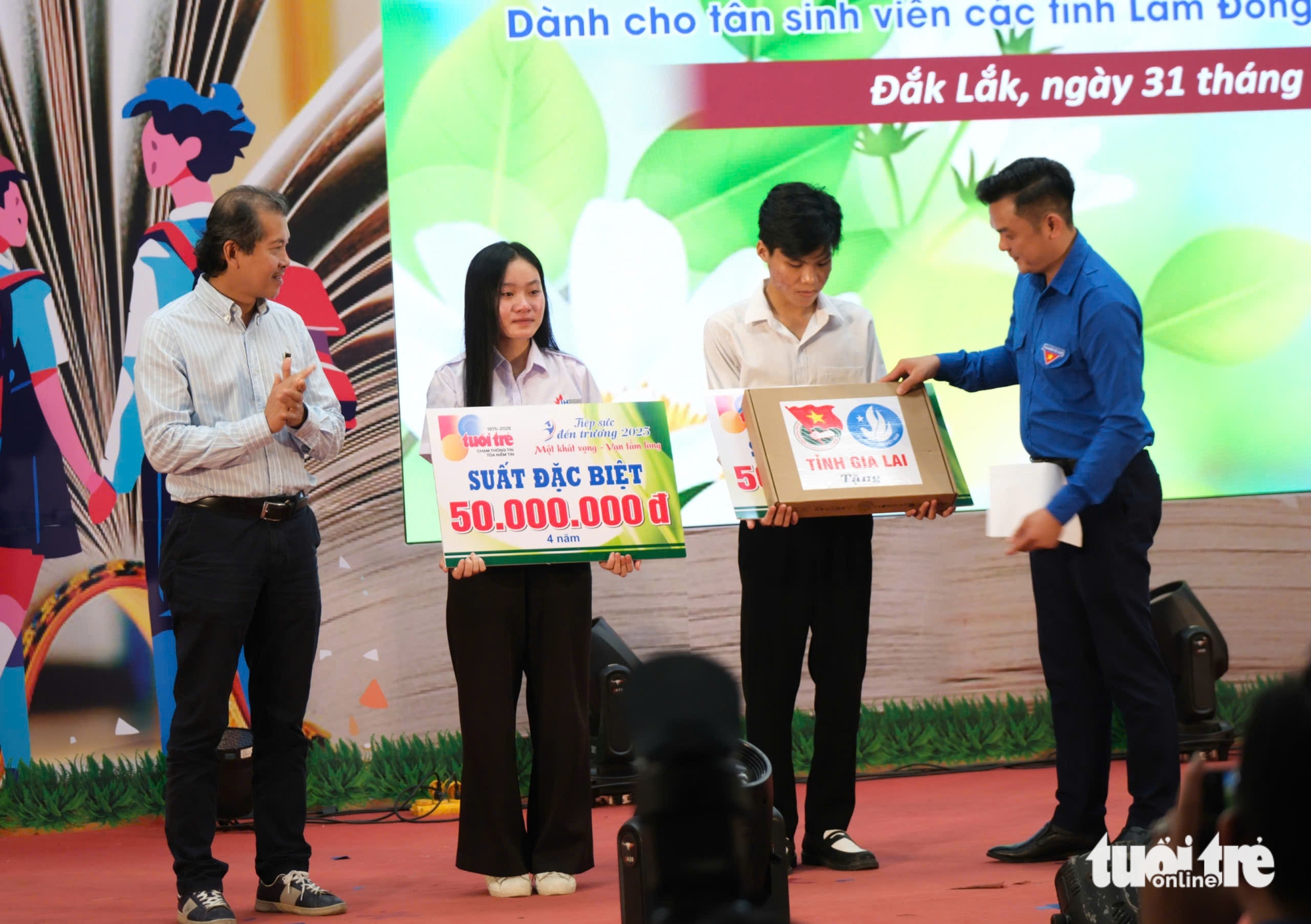 Nữ sinh viên ĐH Quy Nhơn làm thuê khó nhọc bao năm, nghe được học bổng nước mắt cứ rơi 3 Tiếp sức đến trường - Ảnh 4.