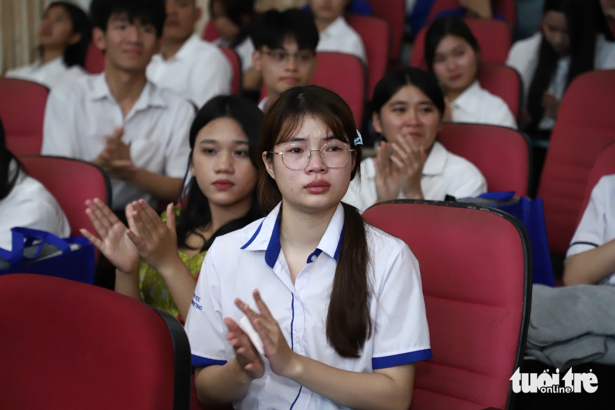 Nữ sinh viên ĐH Quy Nhơn làm thuê khó nhọc bao năm, nghe được học bổng nước mắt cứ rơi 4 Tiếp sức đến trường - Ảnh 6.