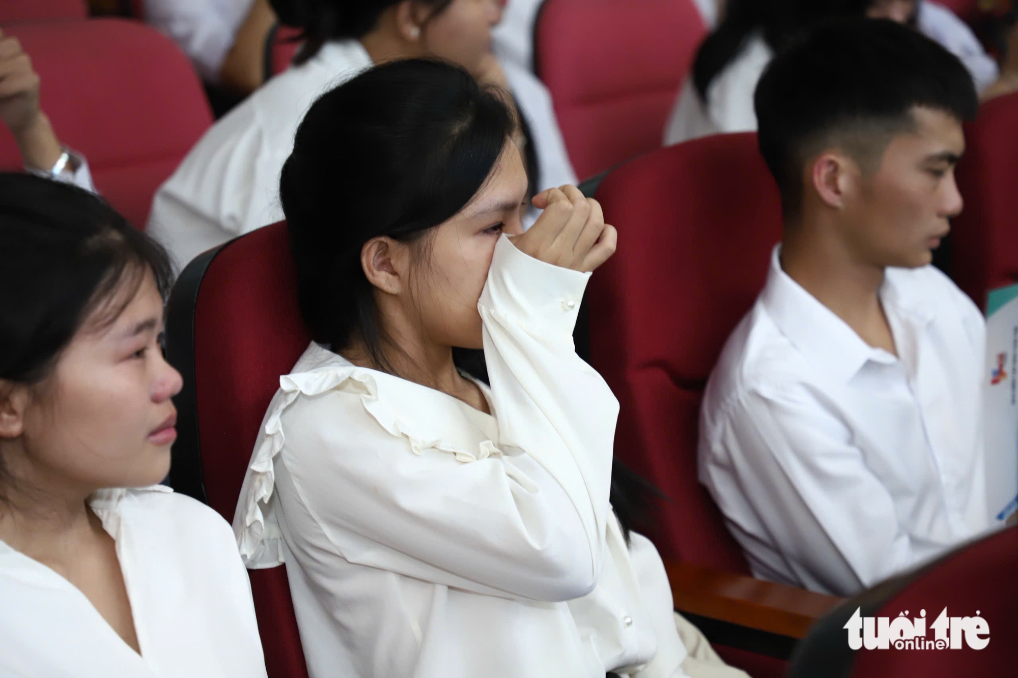 Nữ sinh viên ĐH Quy Nhơn làm thuê khó nhọc bao năm, nghe được học bổng nước mắt cứ rơi 5 Tiếp sức đến trường - Ảnh 7.