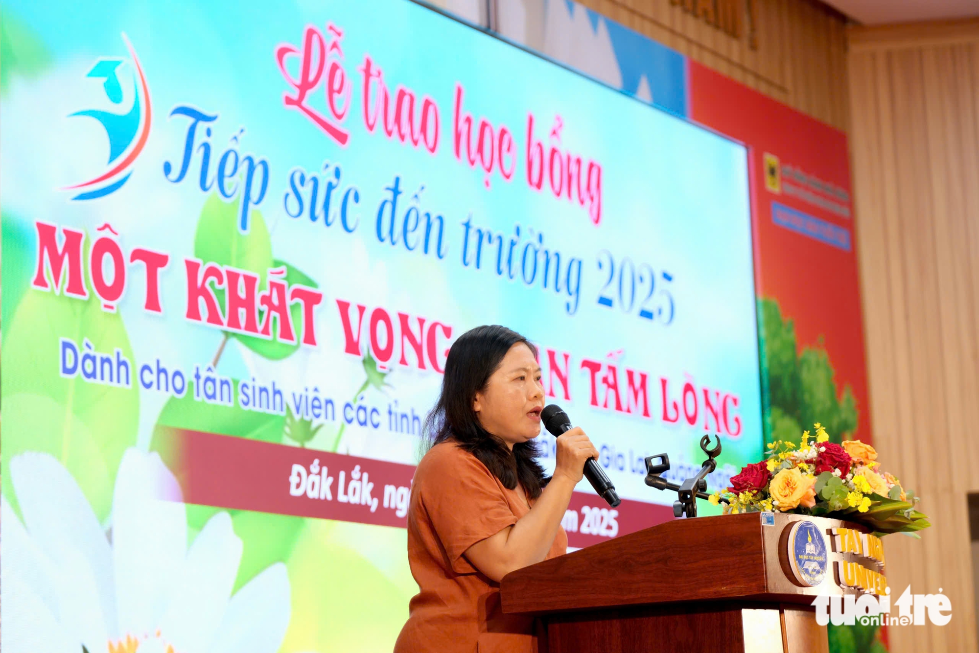 Chở con đến trễ, người cha 1 mình nuôi 4 con lo lắng lắm: Con được học bổng, tôi làm mướn không uổng - Ảnh 4. Tiếp sức đến trường - Ảnh 9.