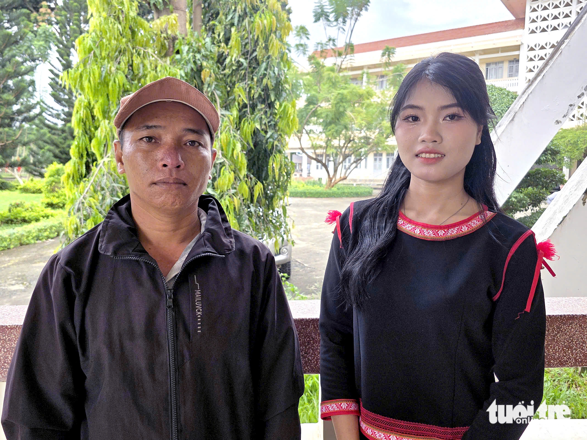 Chở con đến trễ, người cha 1 mình nuôi 4 con lo lắng lắm: Con được học bổng, tôi làm mướn không uổng - Ảnh 5. Tiếp sức đến trường - Ảnh 11.